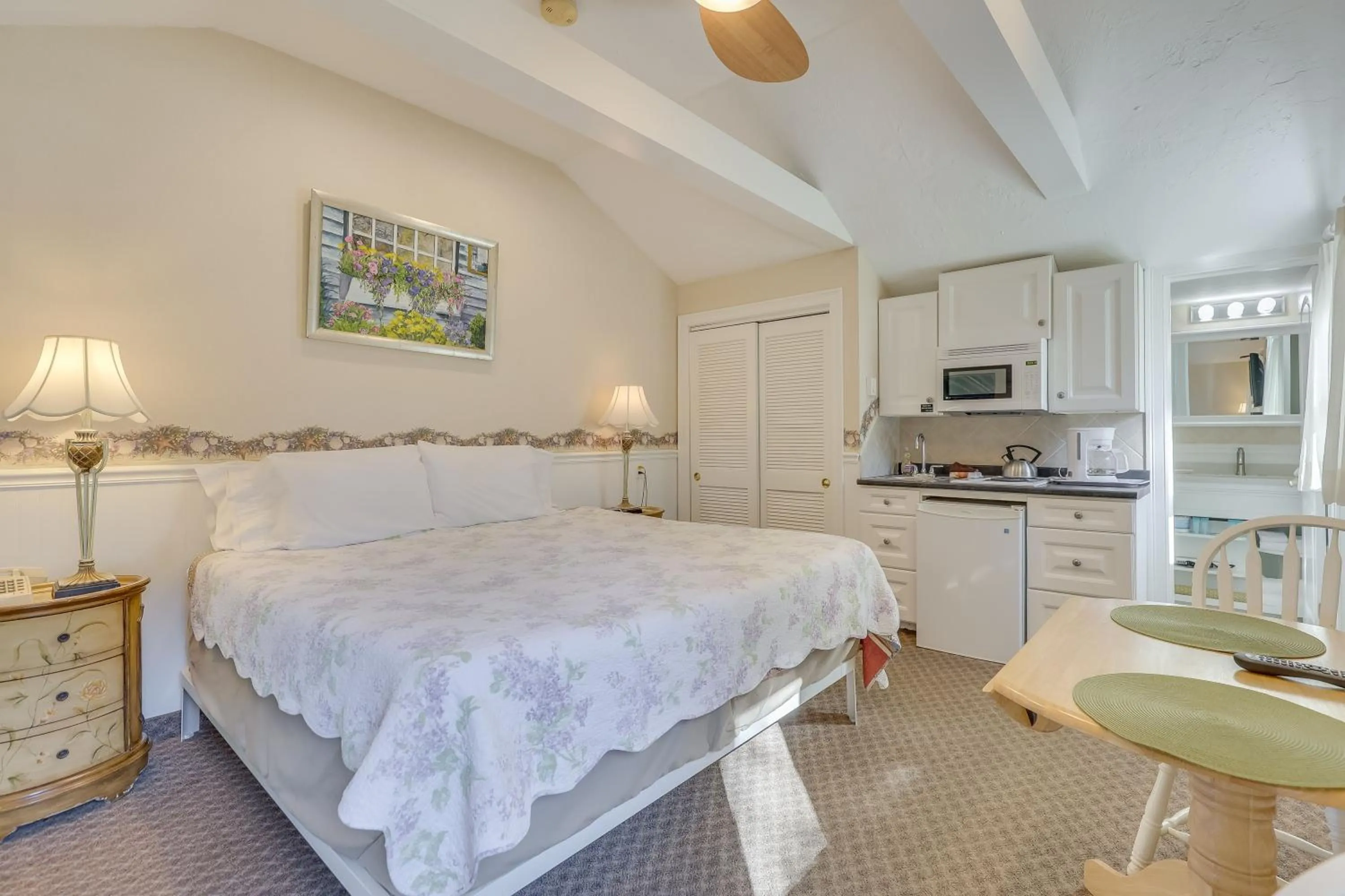 Photo of the whole room, Bed in Falmouth Heights Motor Lodge