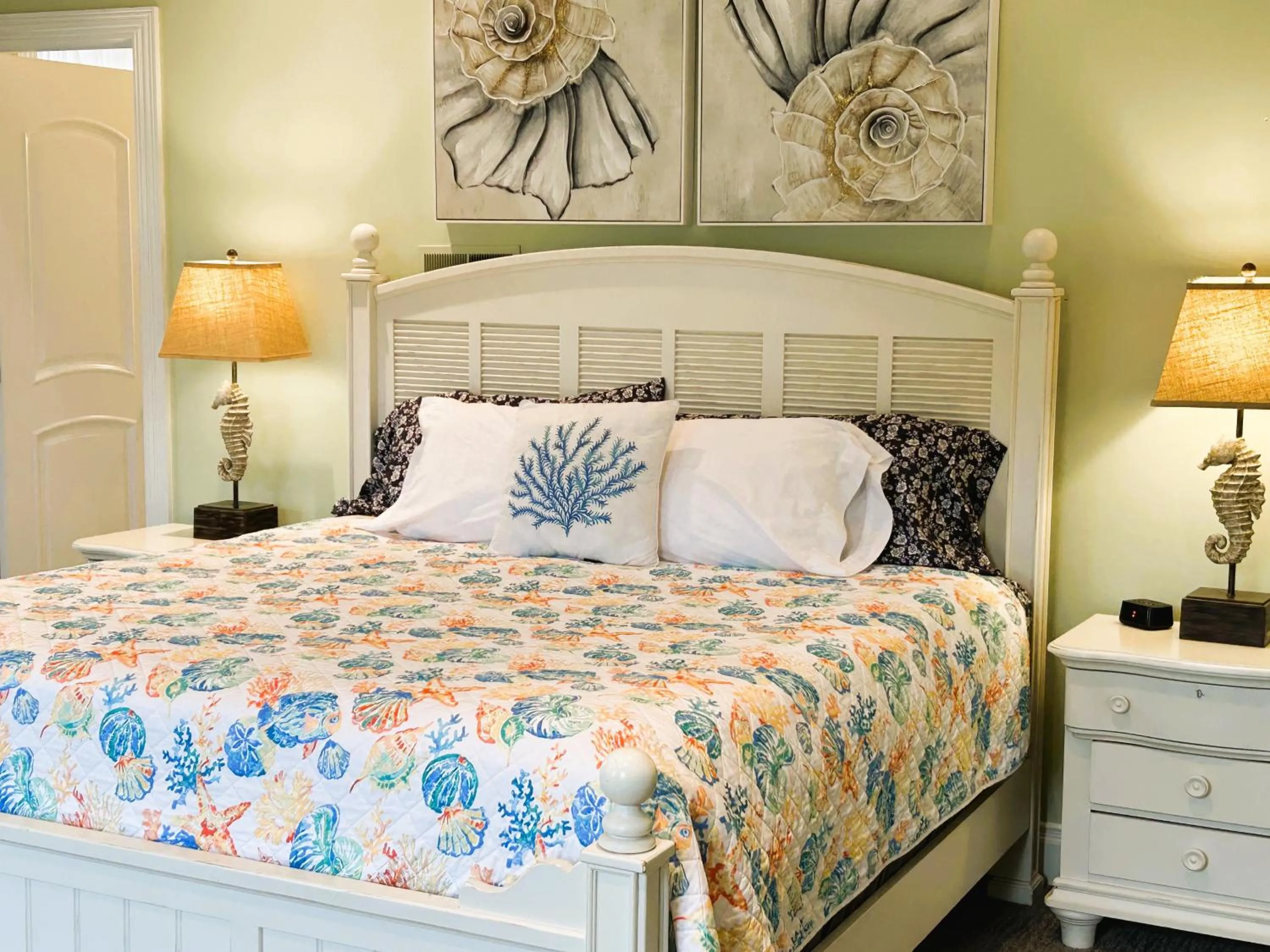 Bedroom, Bed in Falmouth Heights Motor Lodge