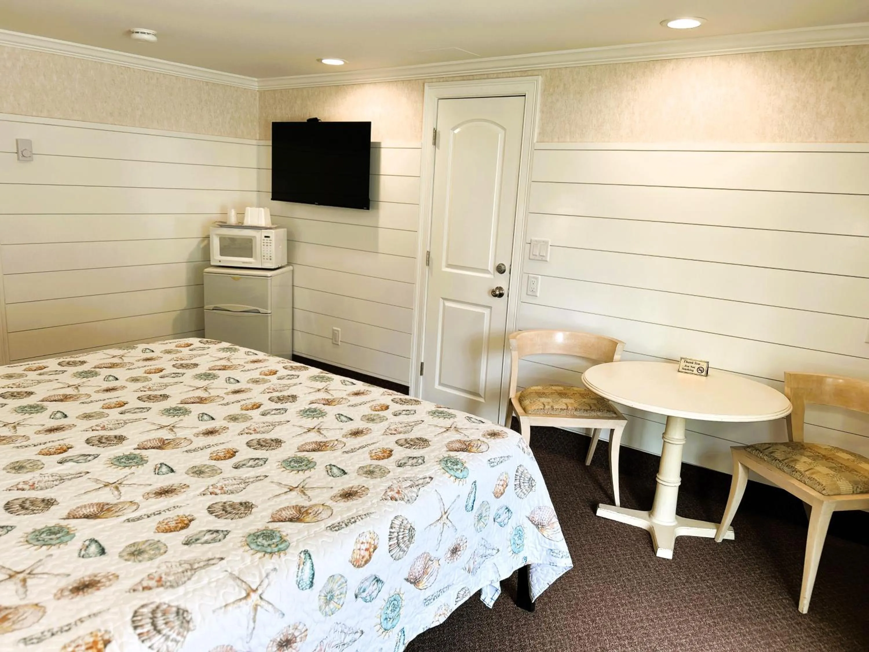 Bedroom, Bed in Falmouth Heights Motor Lodge