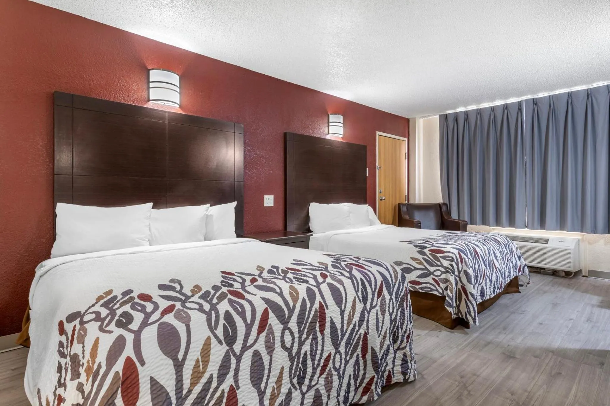 Photo of the whole room, Bed in Red Roof Inn La Marque