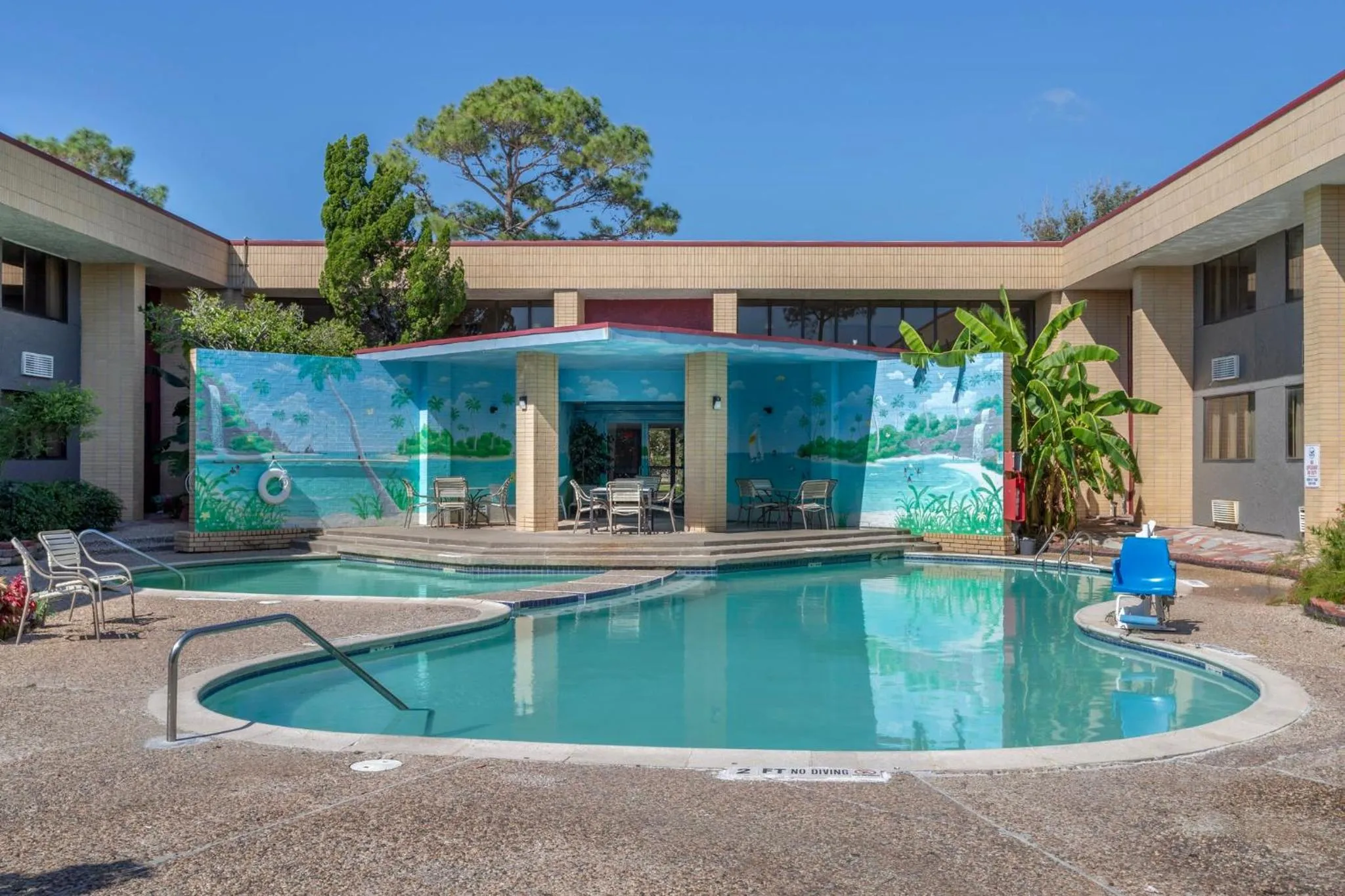 Swimming pool in Red Roof Inn La Marque