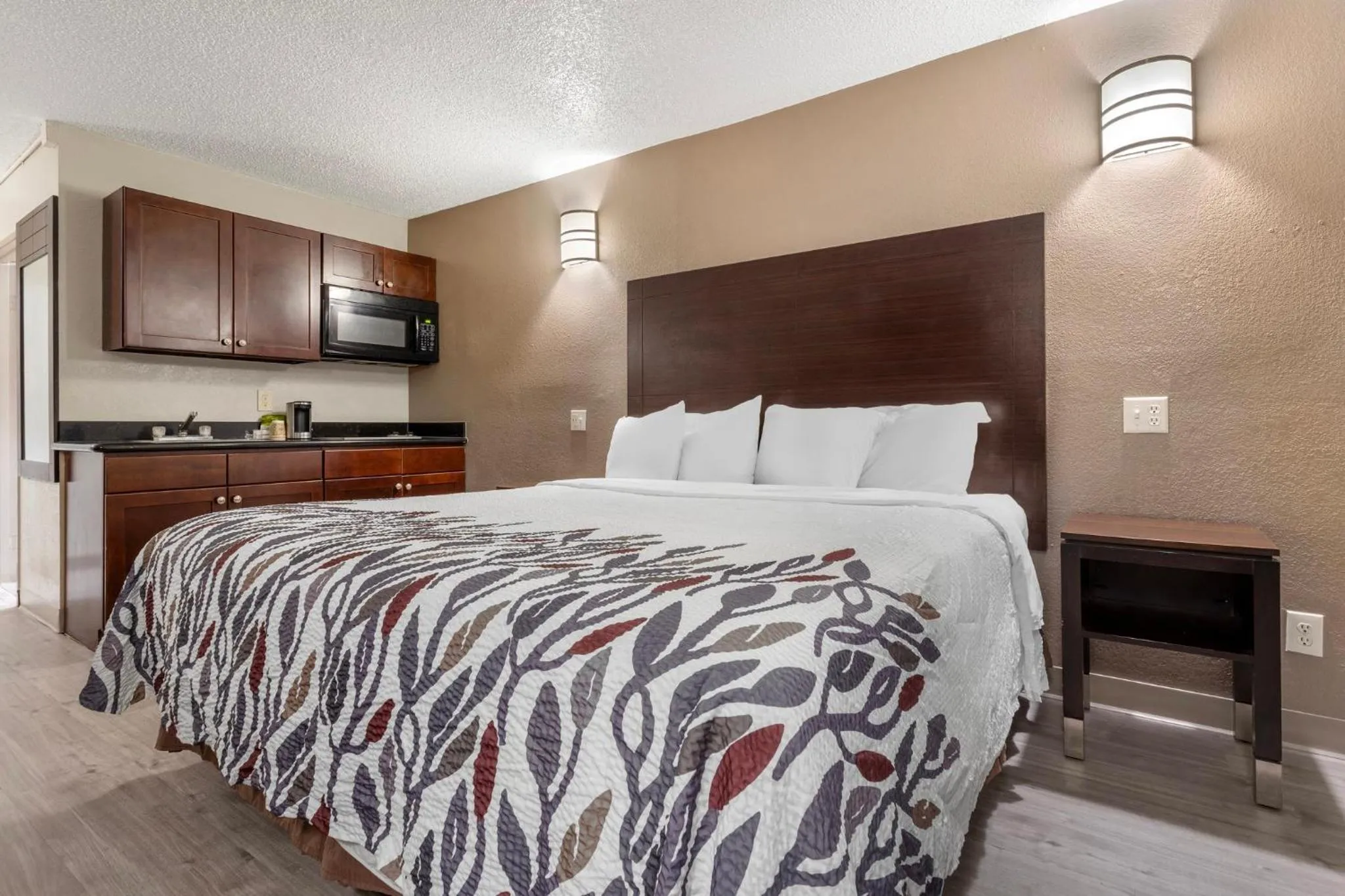 Photo of the whole room, Bed in Red Roof Inn La Marque