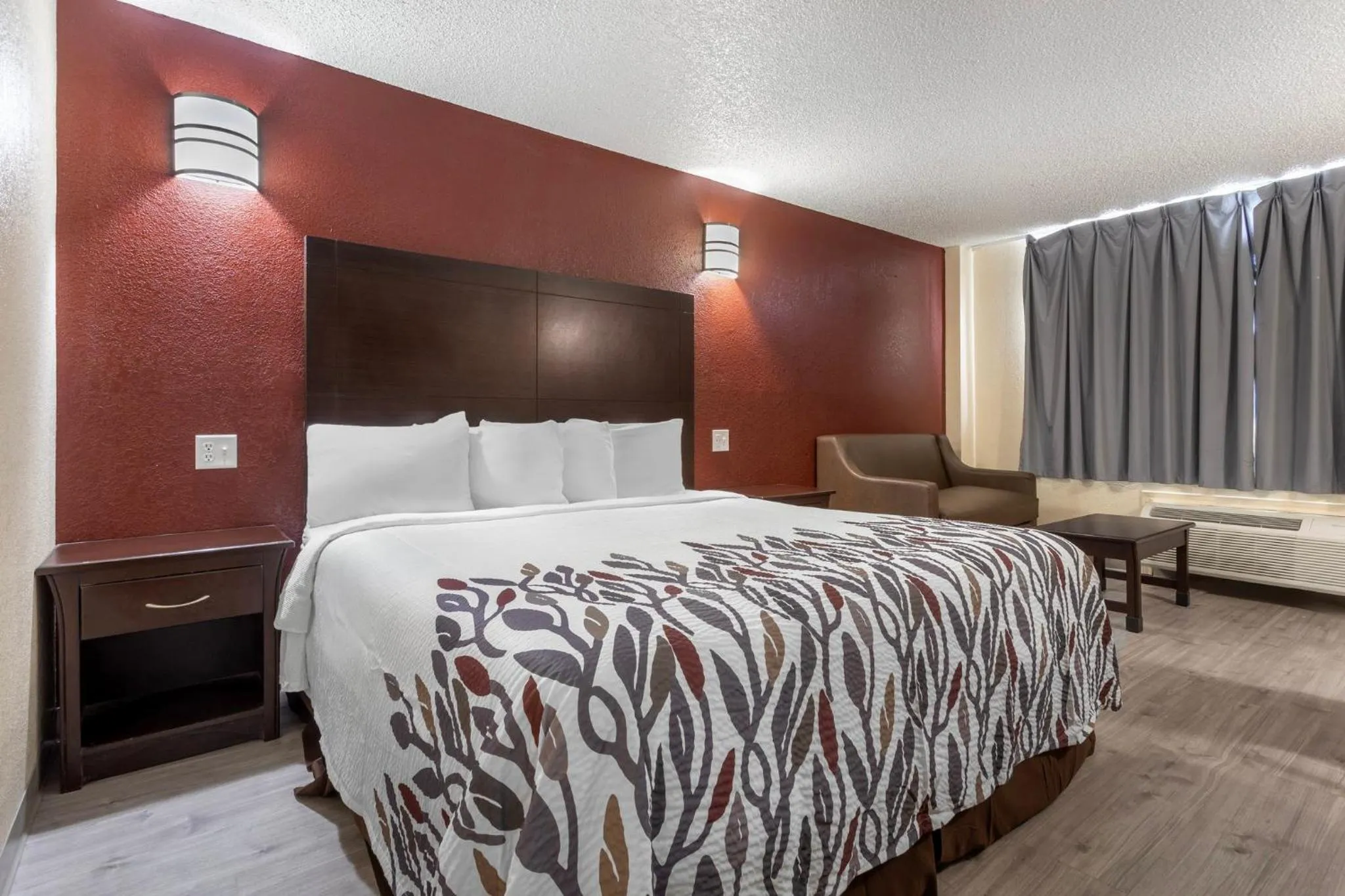 Photo of the whole room, Bed in Red Roof Inn La Marque