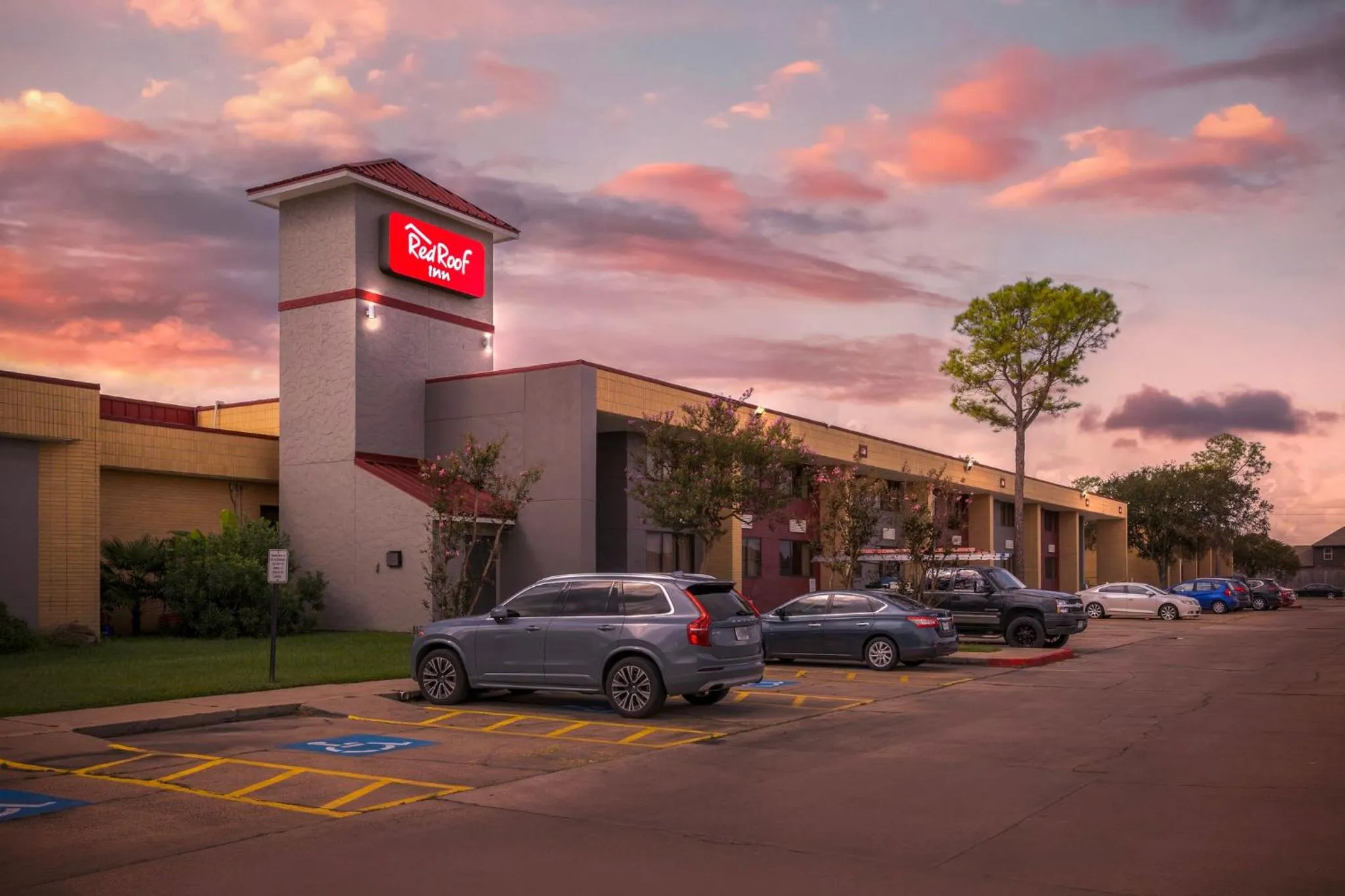 Property building in Red Roof Inn La Marque