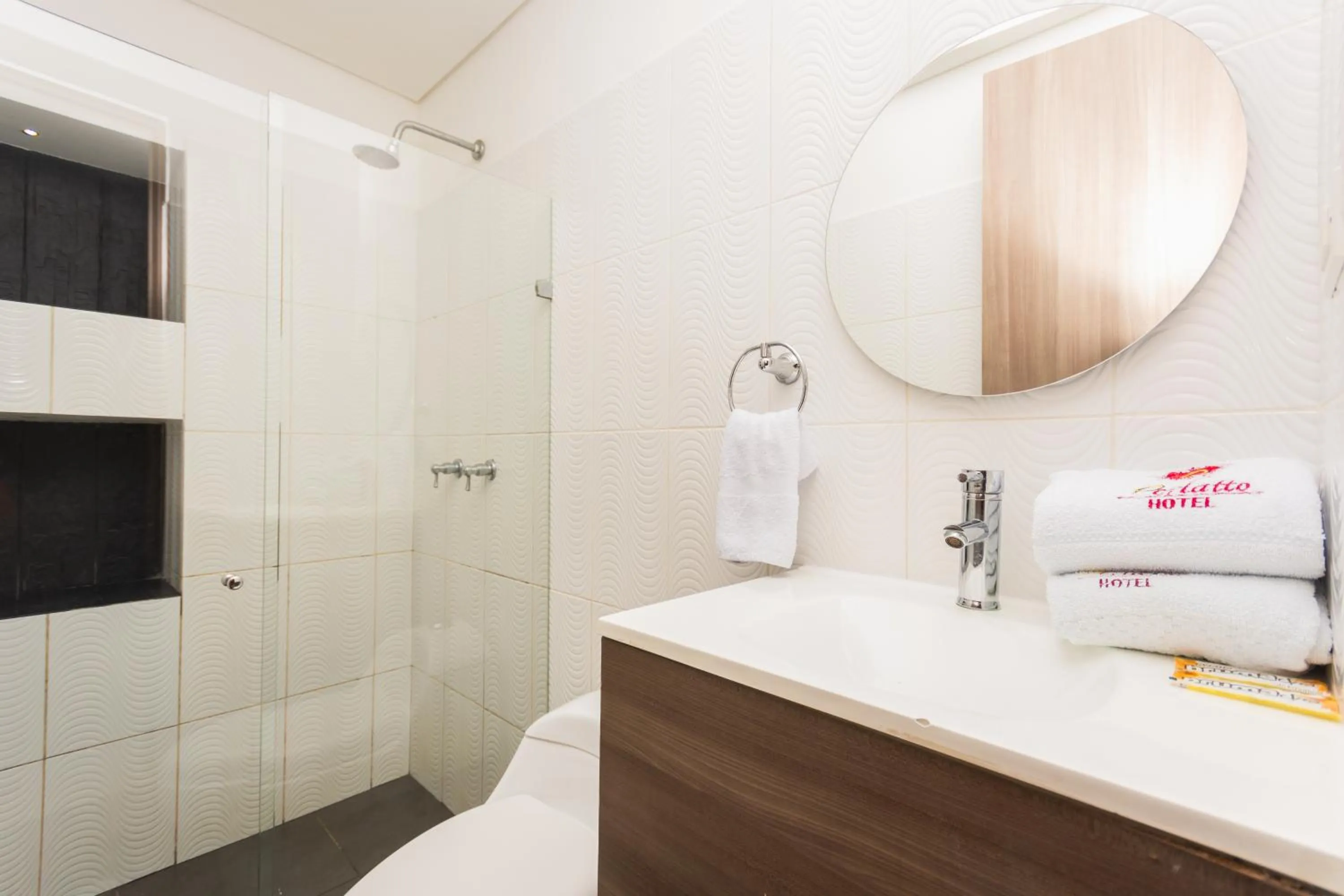 Bathroom, Bed in Hotel Perlatto