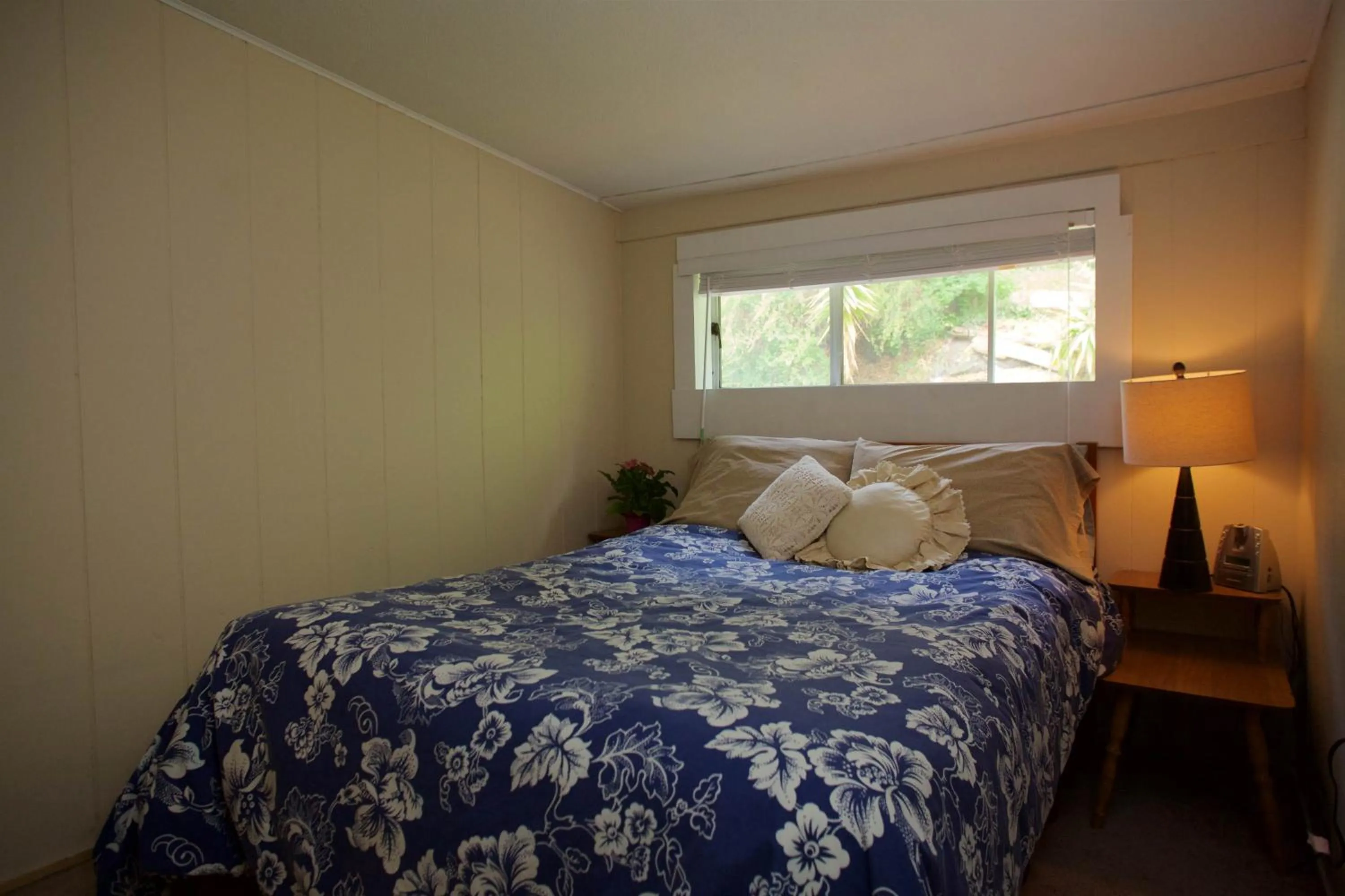 Bed in Halfmoon Haven Beach Cottage or Oceanview Suite