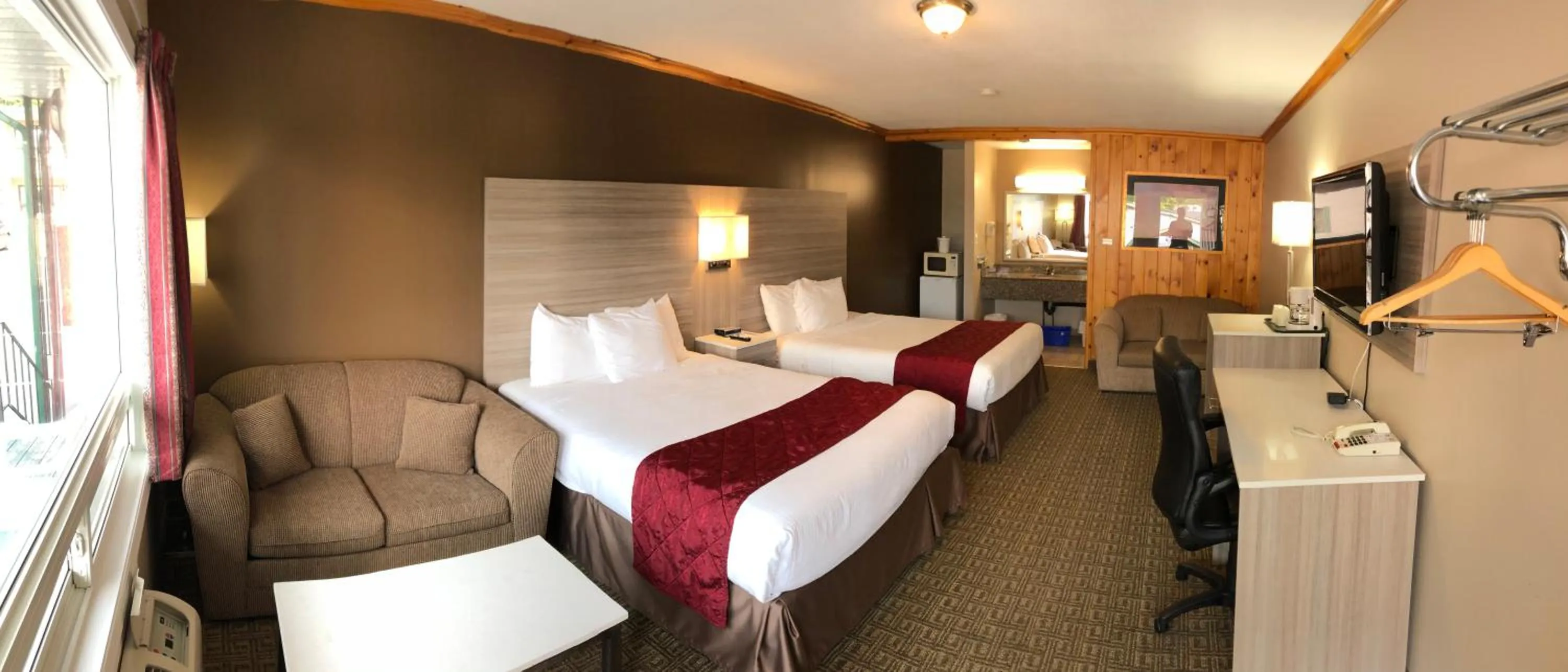 Photo of the whole room, Bed in Knights Inn Huntsville