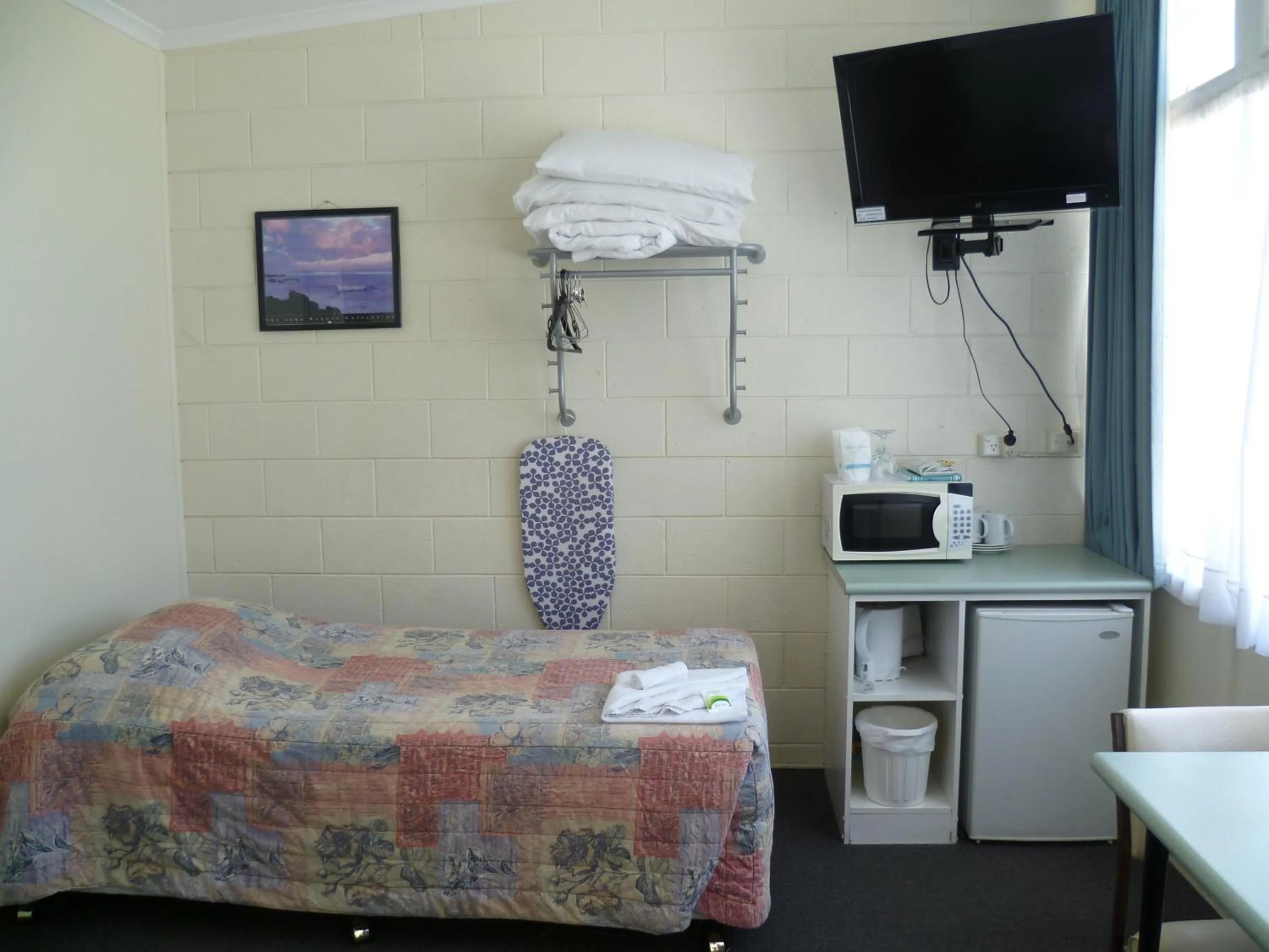 Coffee/tea facilities, Bed in Norfolk Motor Inn