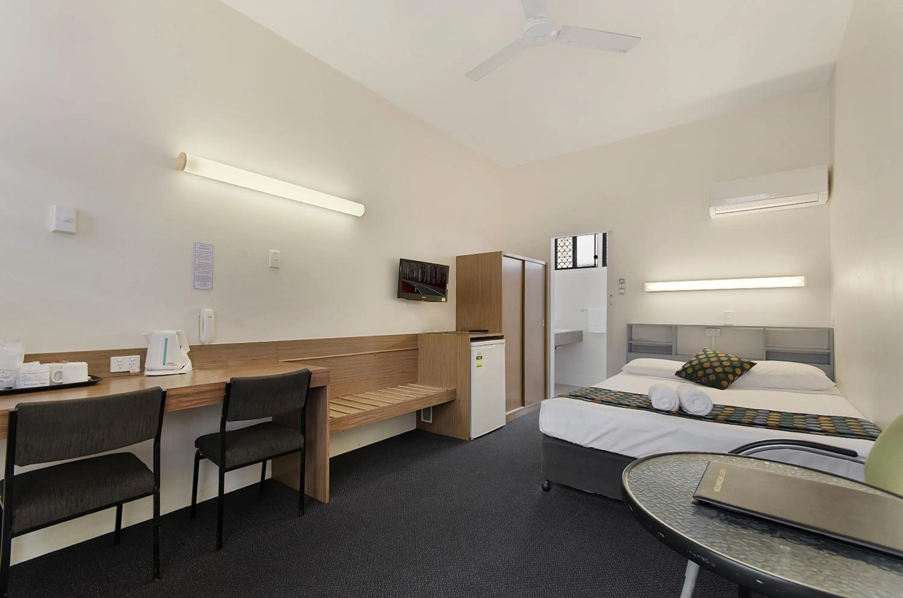 Photo of the whole room, Bed in Beach House Motel