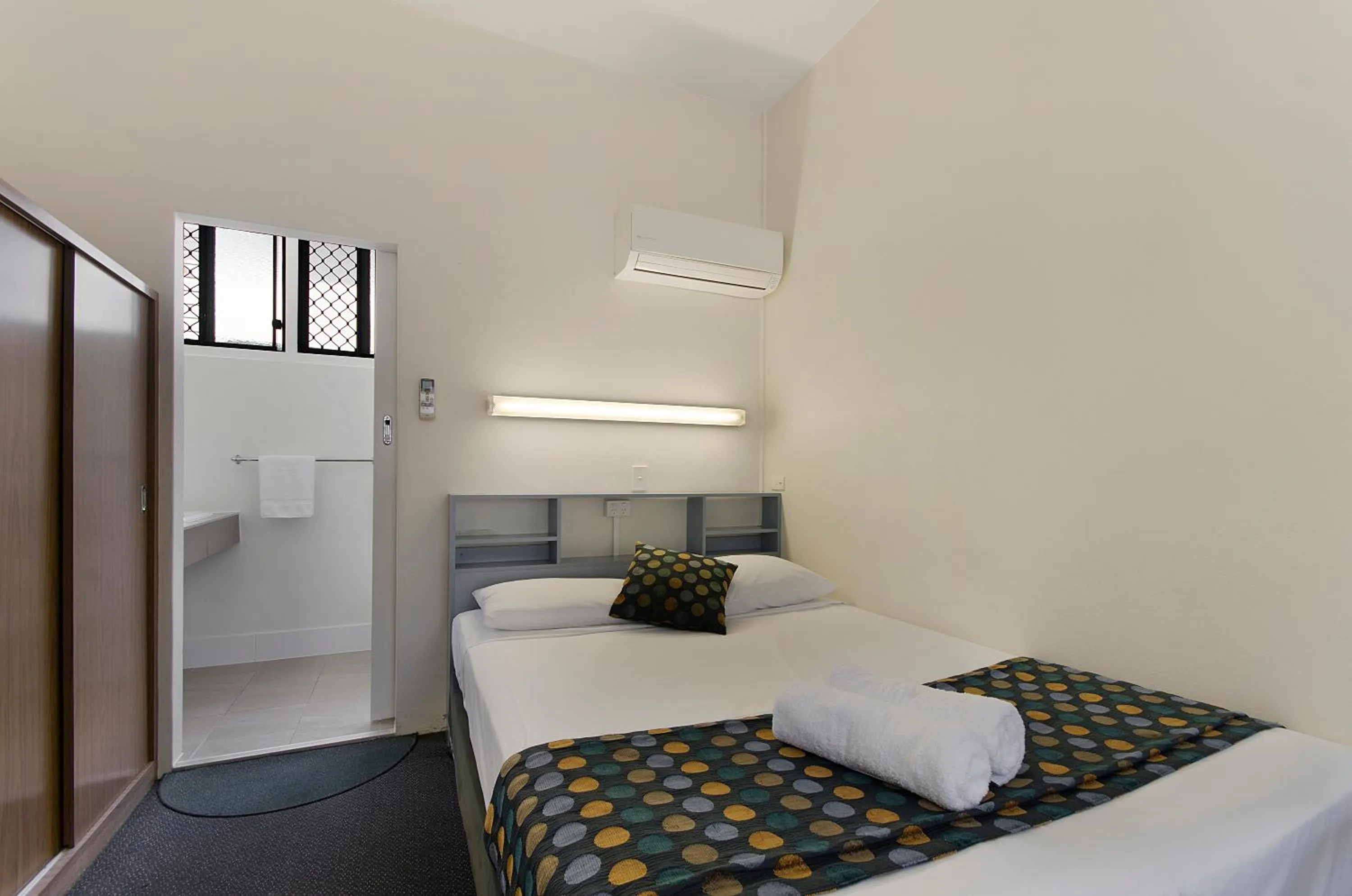 Bed in Beach House Motel