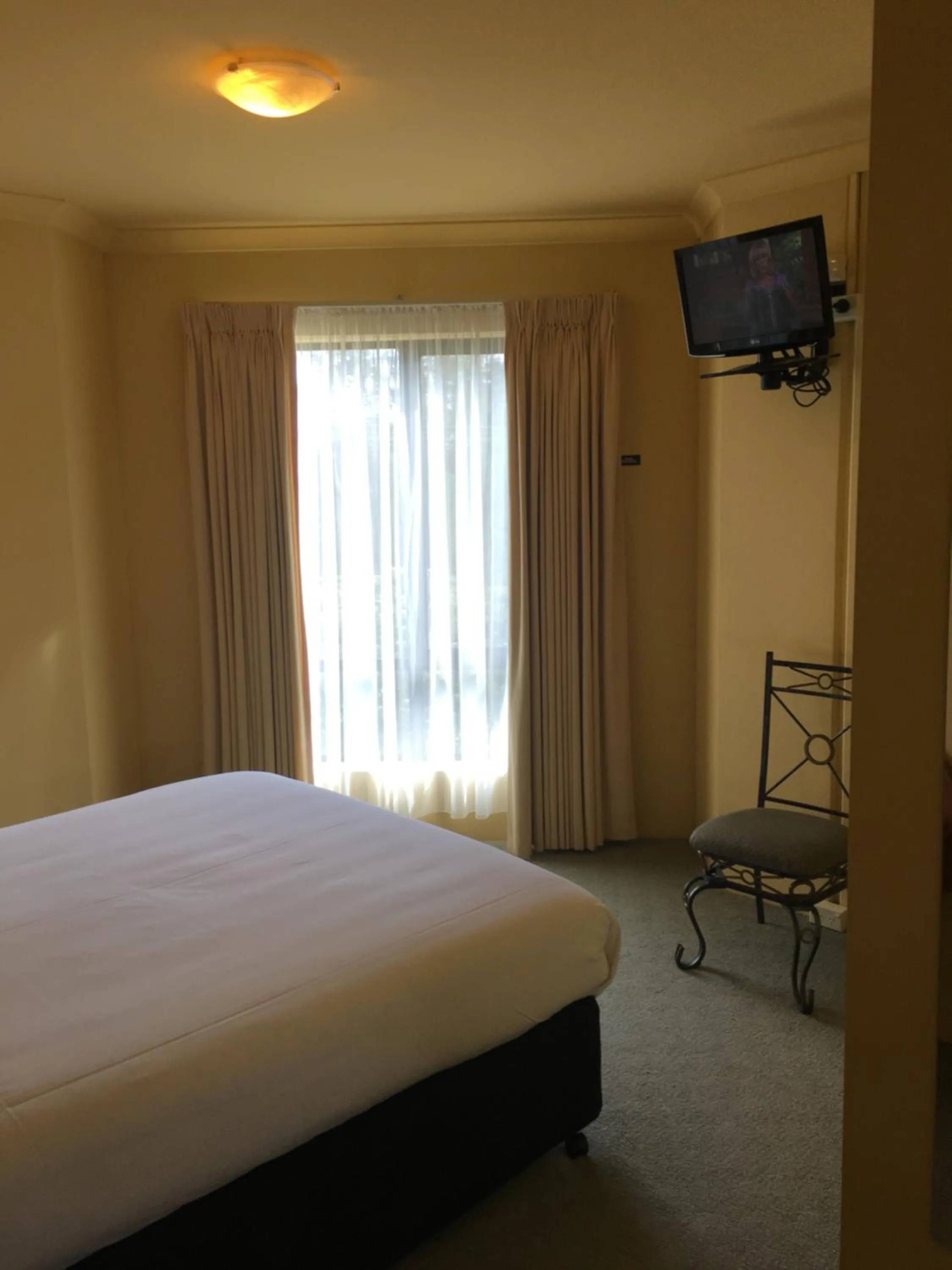 Bedroom, TV/Entertainment Center in Hopkins House Motel and Apartments