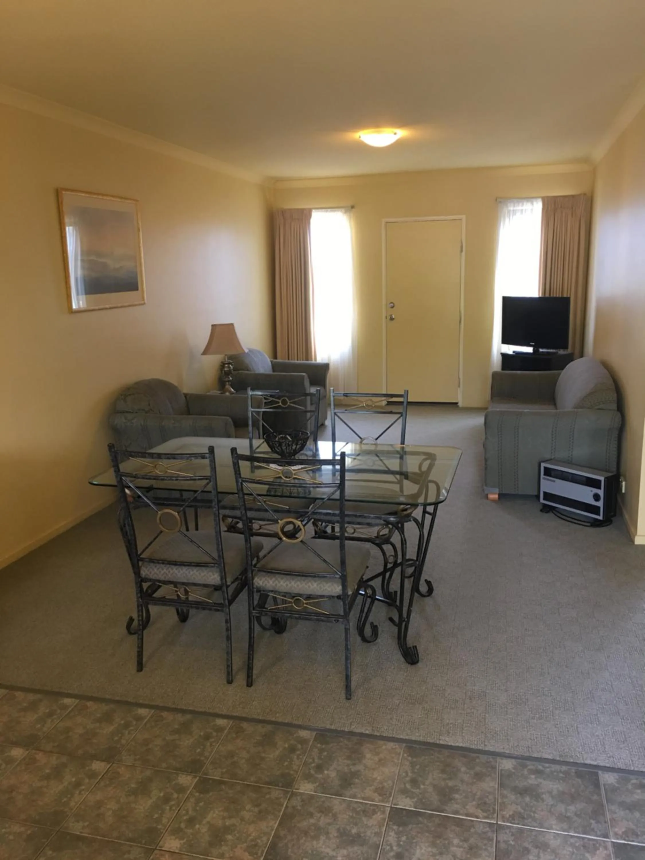 Dining Area in Hopkins House Motel and Apartments