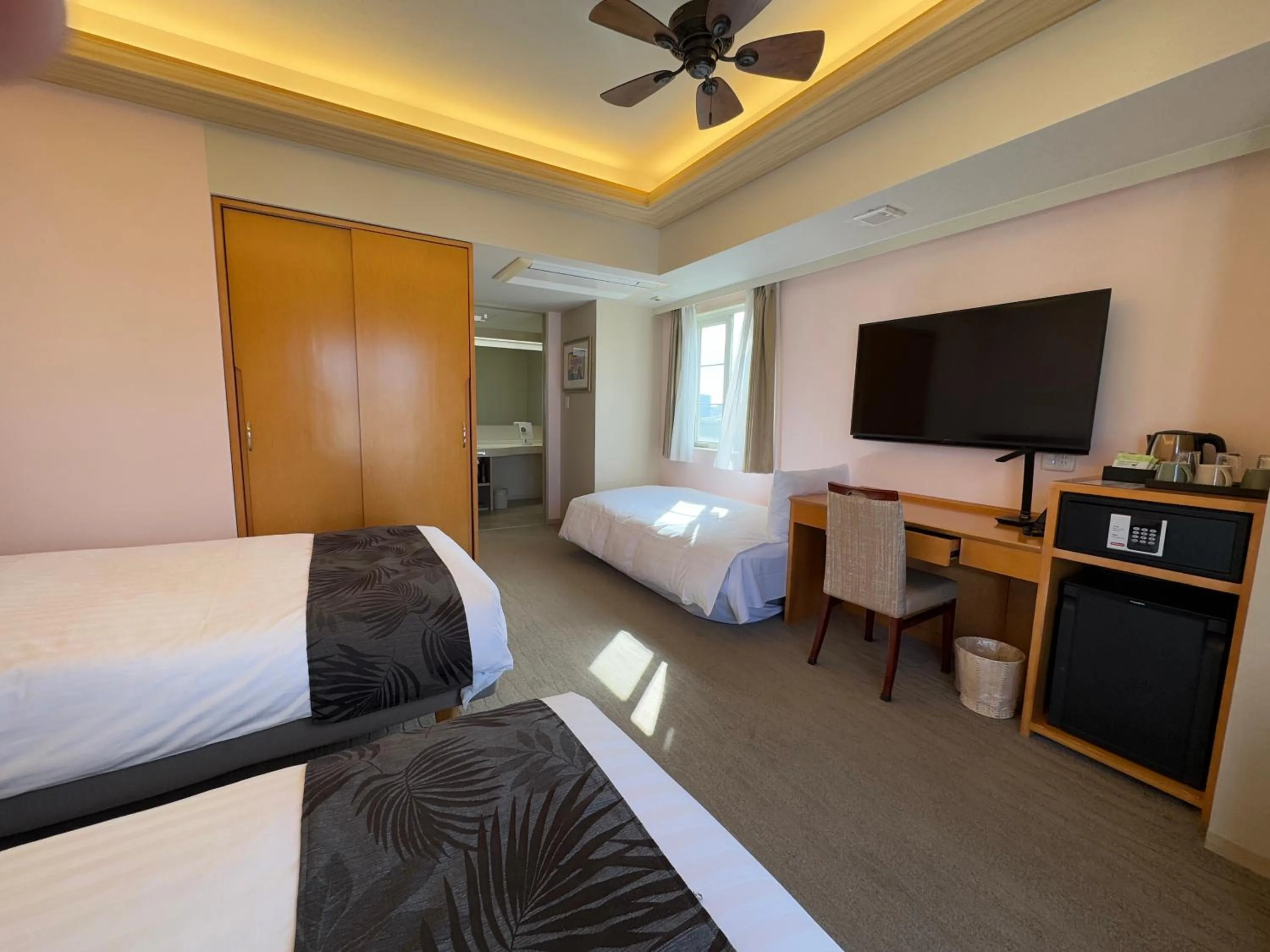 Photo of the whole room, Bed in Hotel Palm Royal Resort Kokusai Street