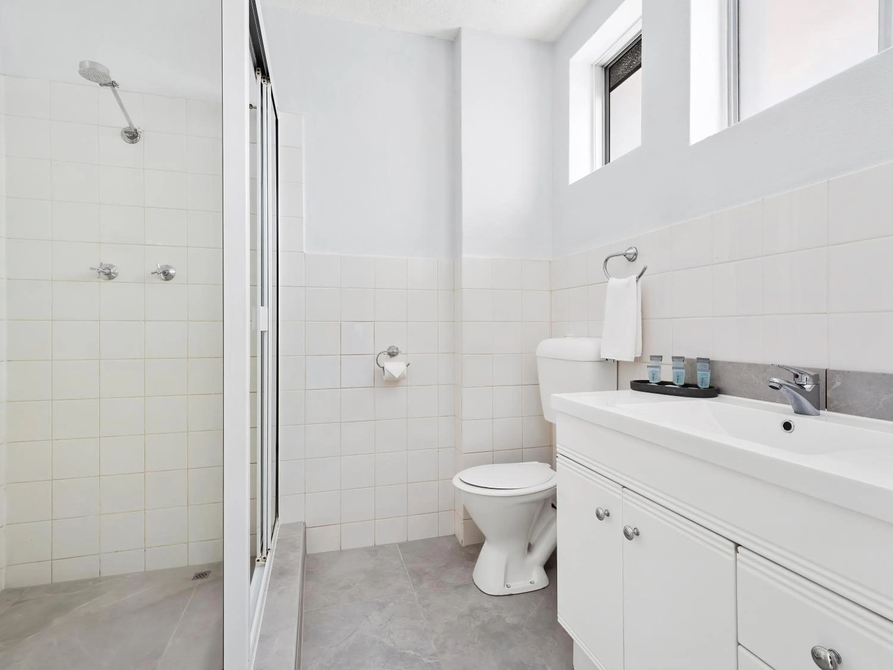 Shower in The Robert Towns