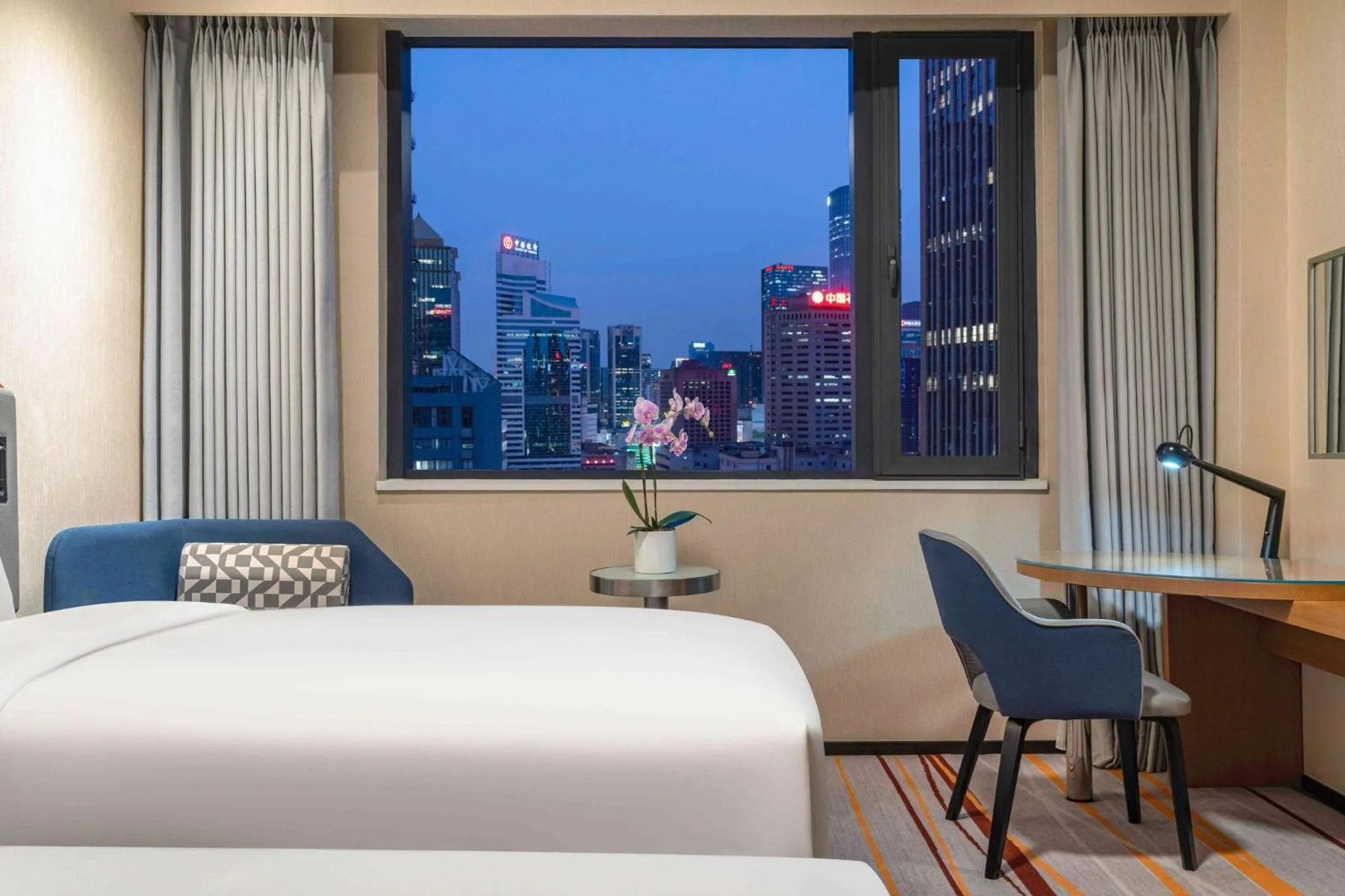 Photo of the whole room, Bed in Holiday Inn Express Chengdu Gulou