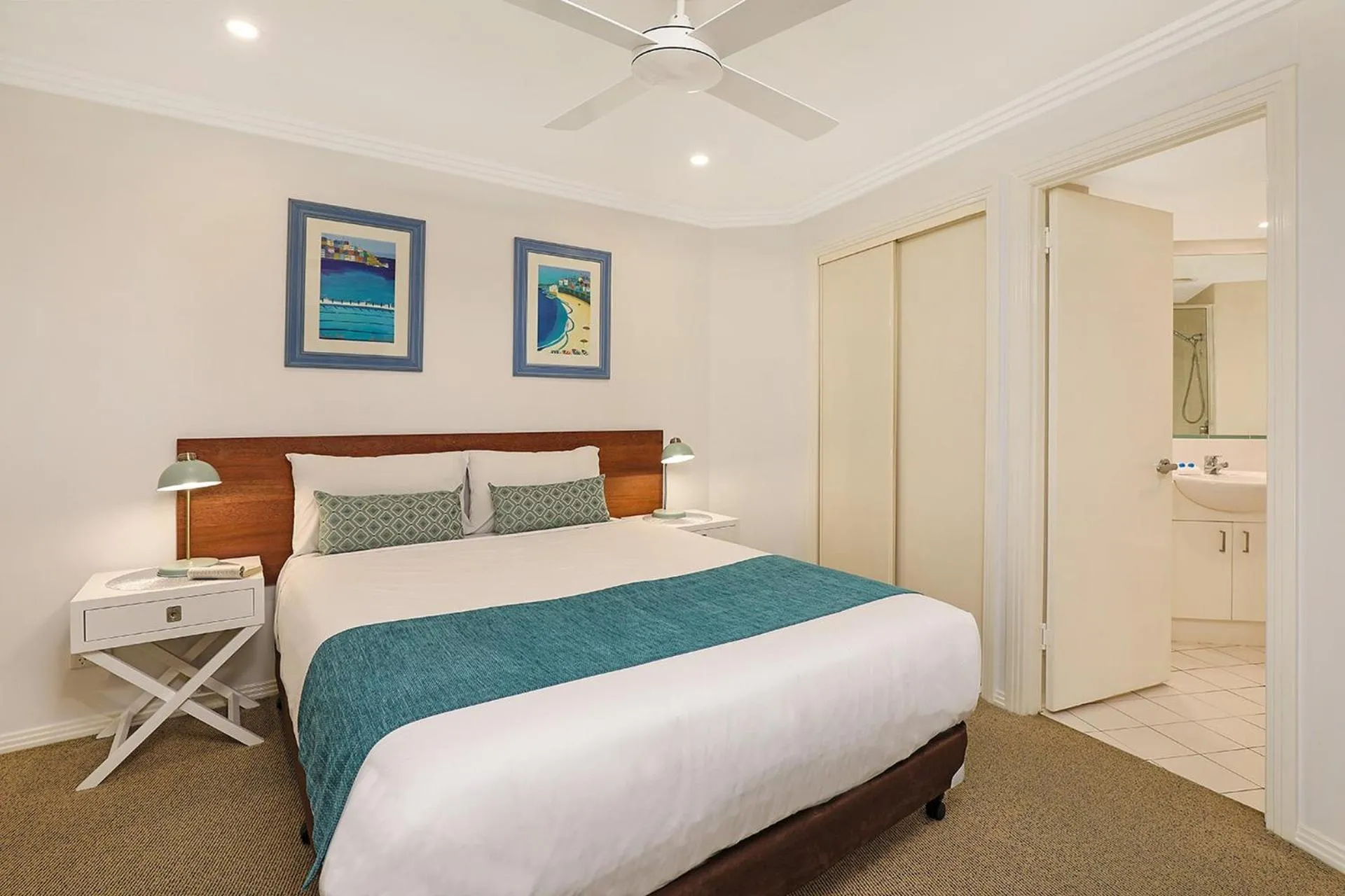 Bathroom, Bed in Watermark Resort Caloundra