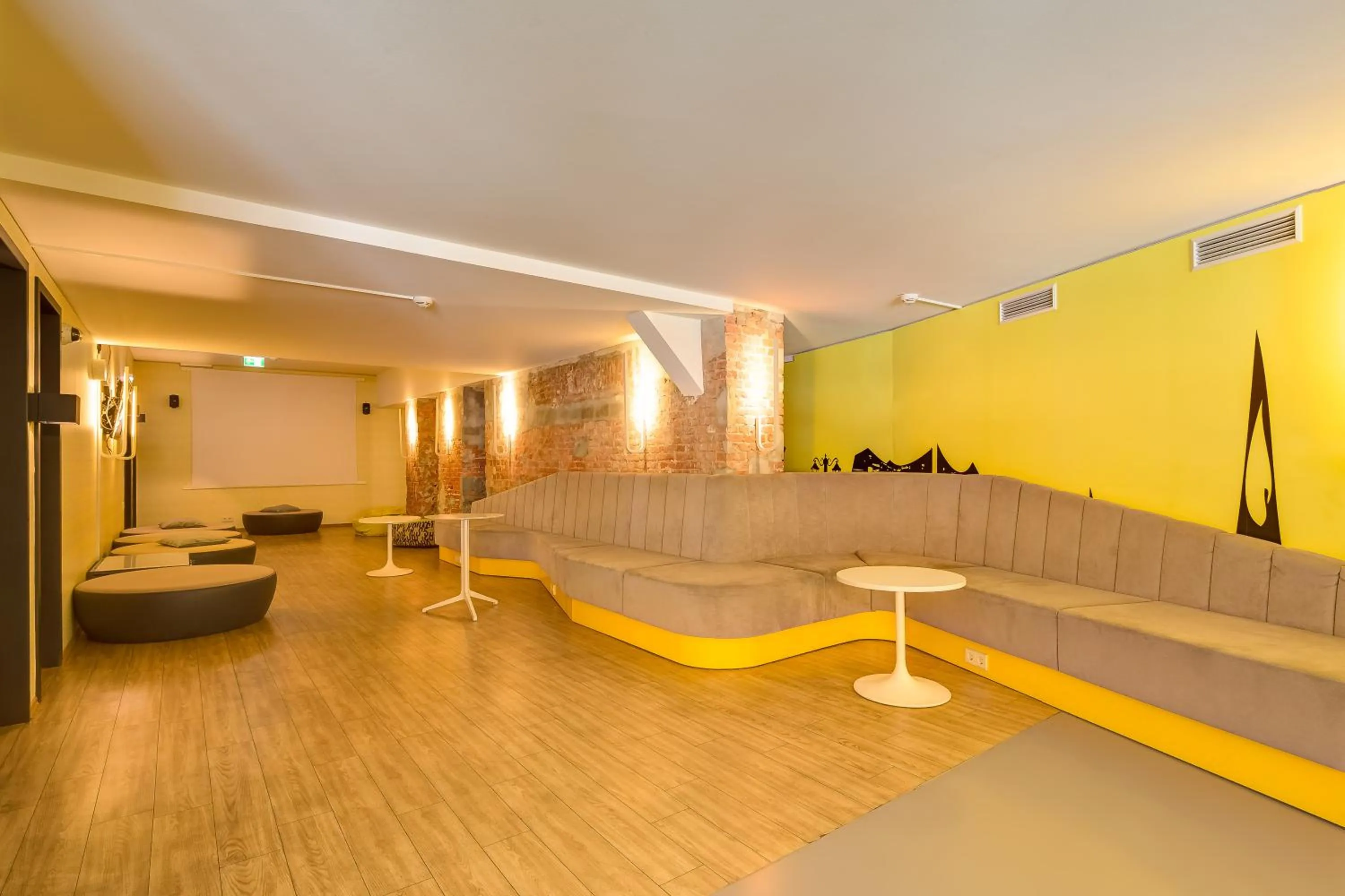 Communal lounge/ TV room in Generator Hamburg