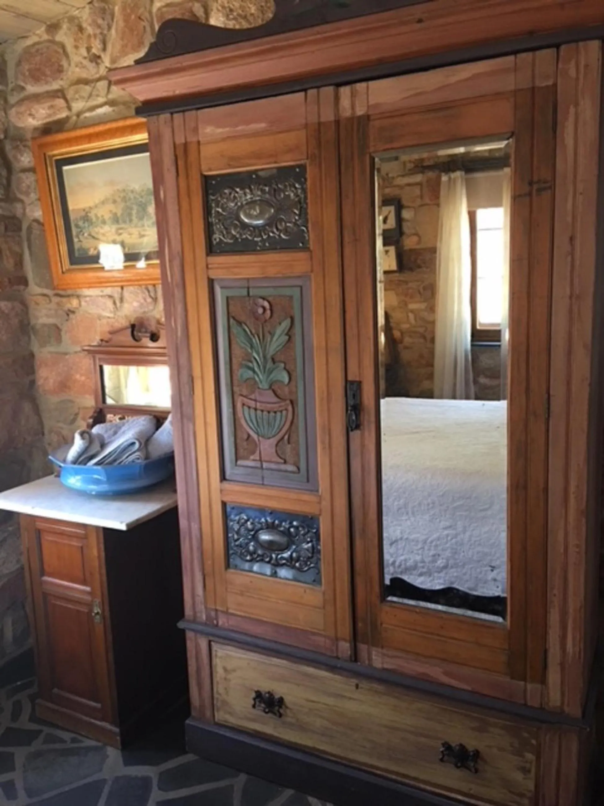 wardrobe, Bed in Trestrail Cottage Accommodation