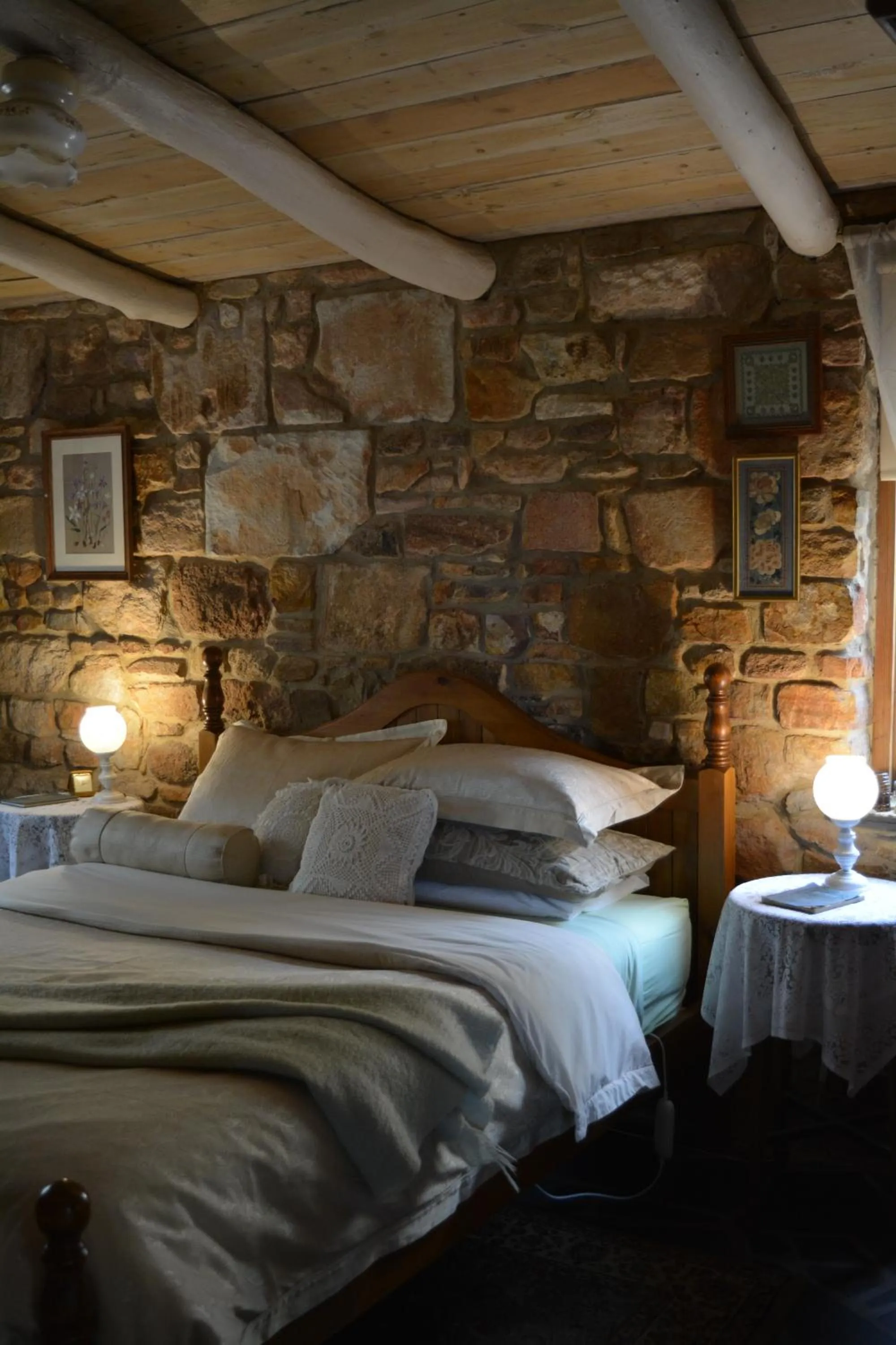 Bedroom, Bed in Trestrail Cottage Accommodation