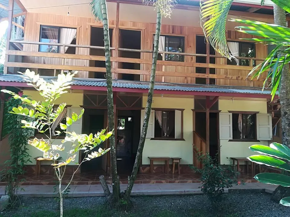 Property building in Cabinas Popular