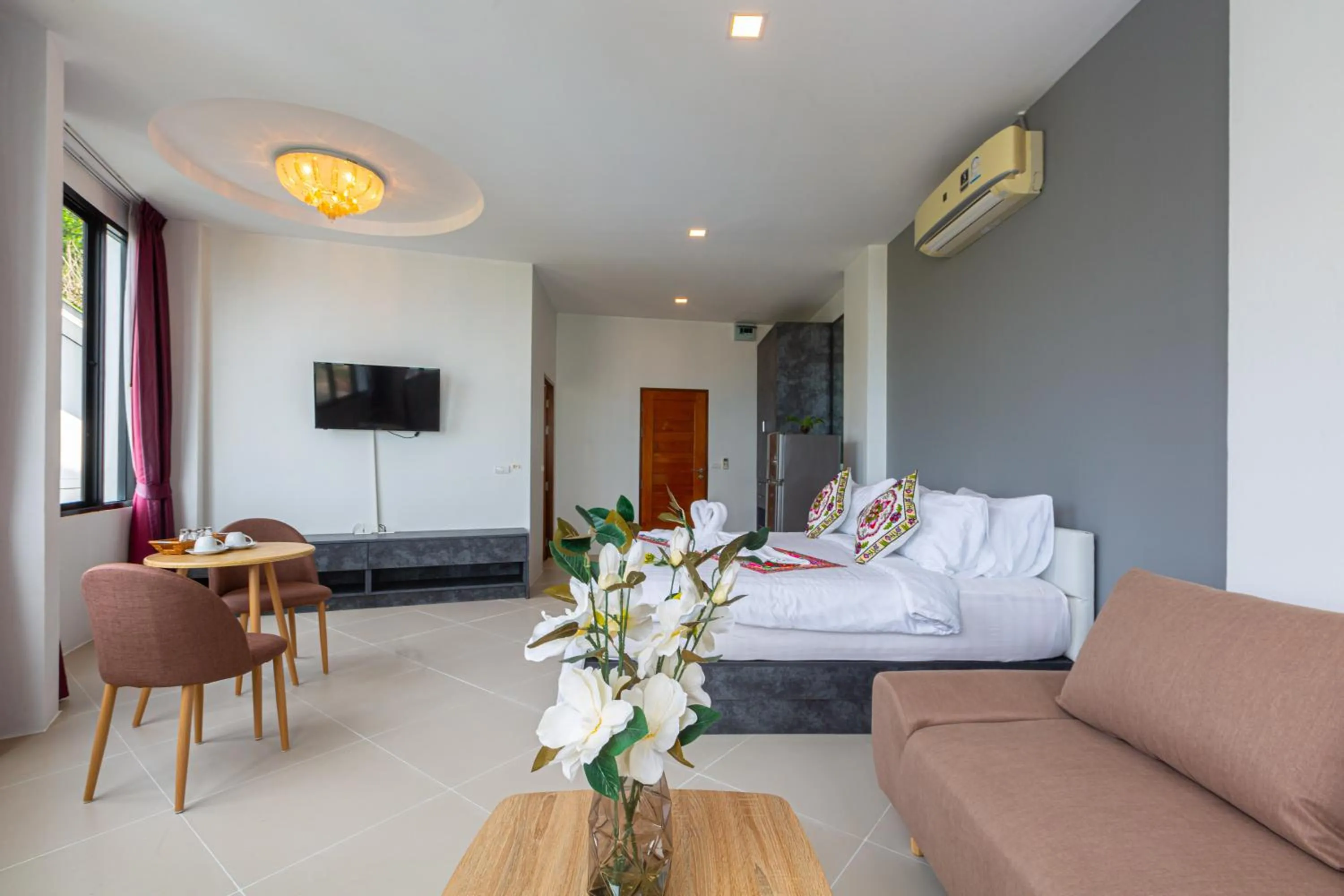 Photo of the whole room in Rossarin Sea View Patong