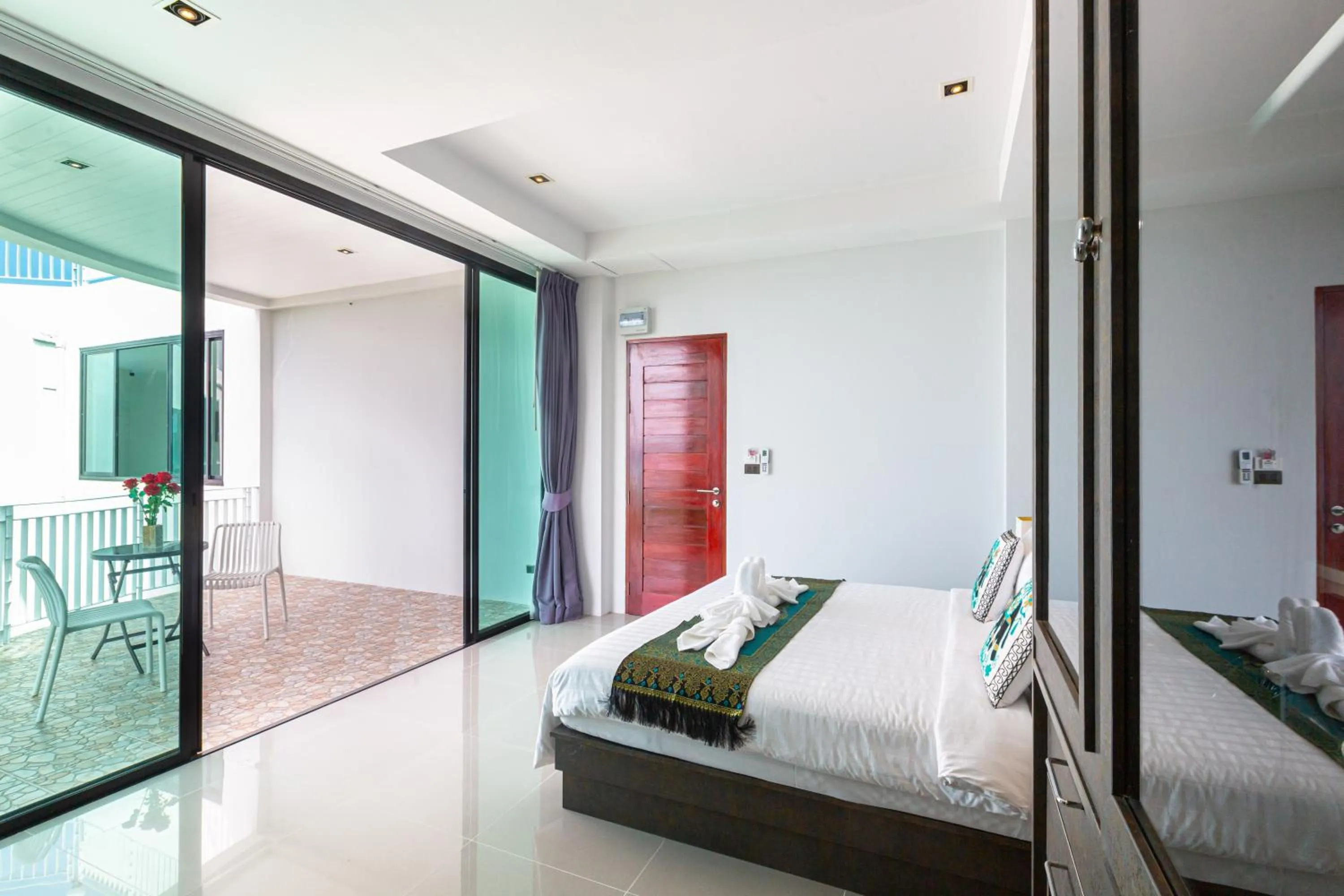 Bed in Rossarin Sea View Patong