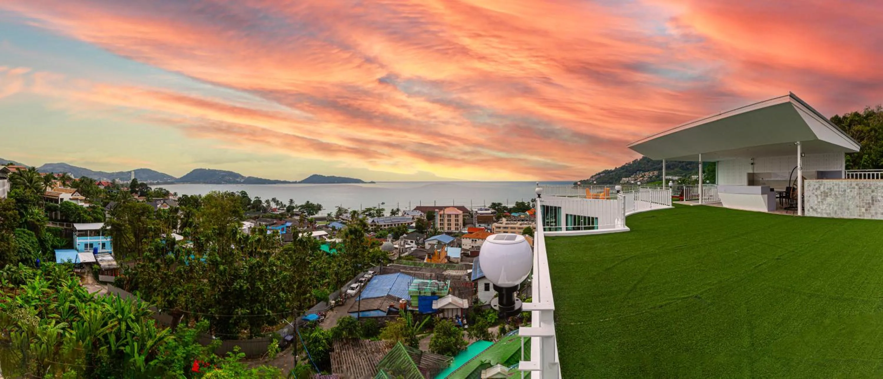Balcony/Terrace in Rossarin Sea View Patong
