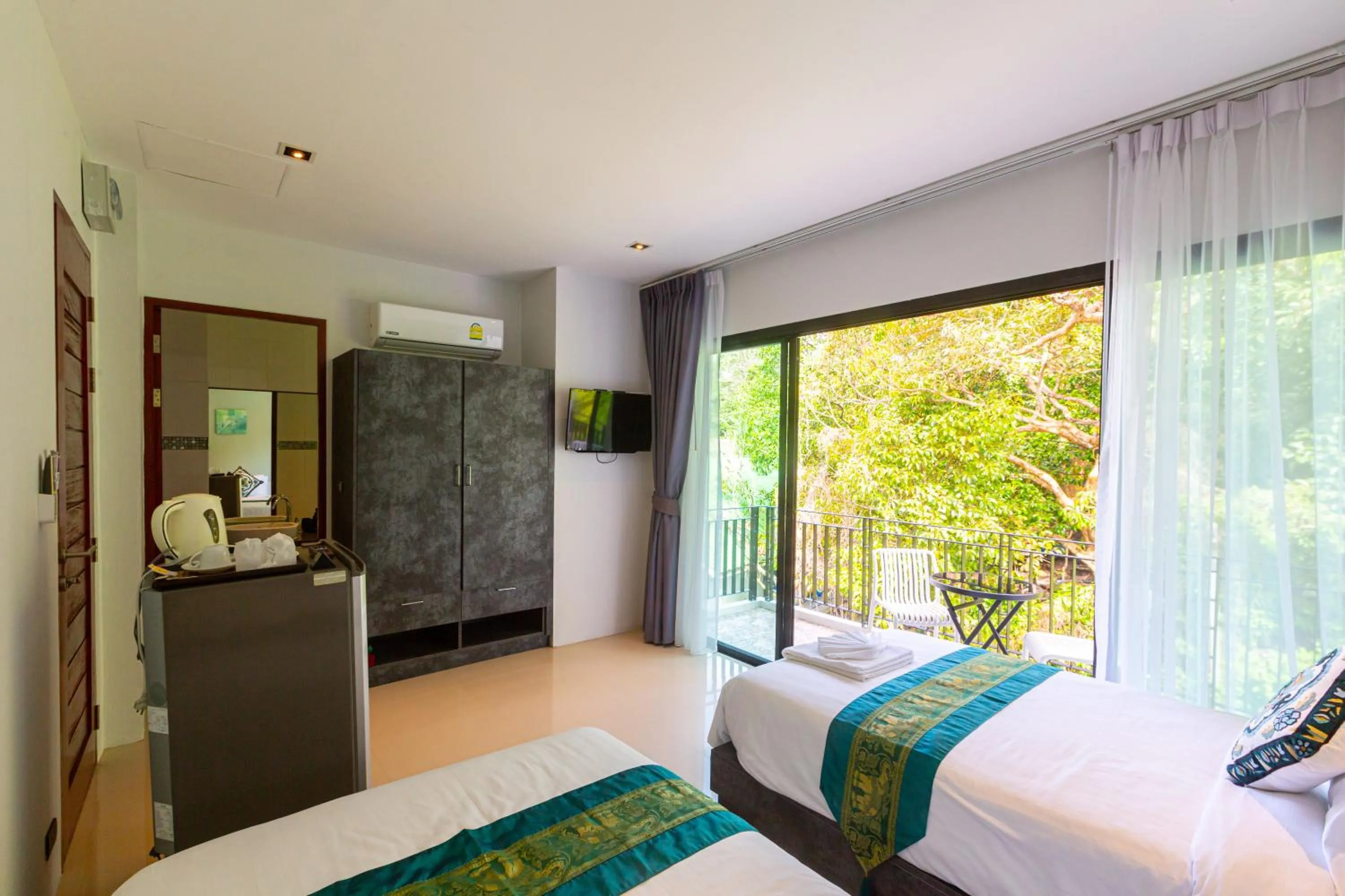 Photo of the whole room, Bed in Rossarin Sea View Patong