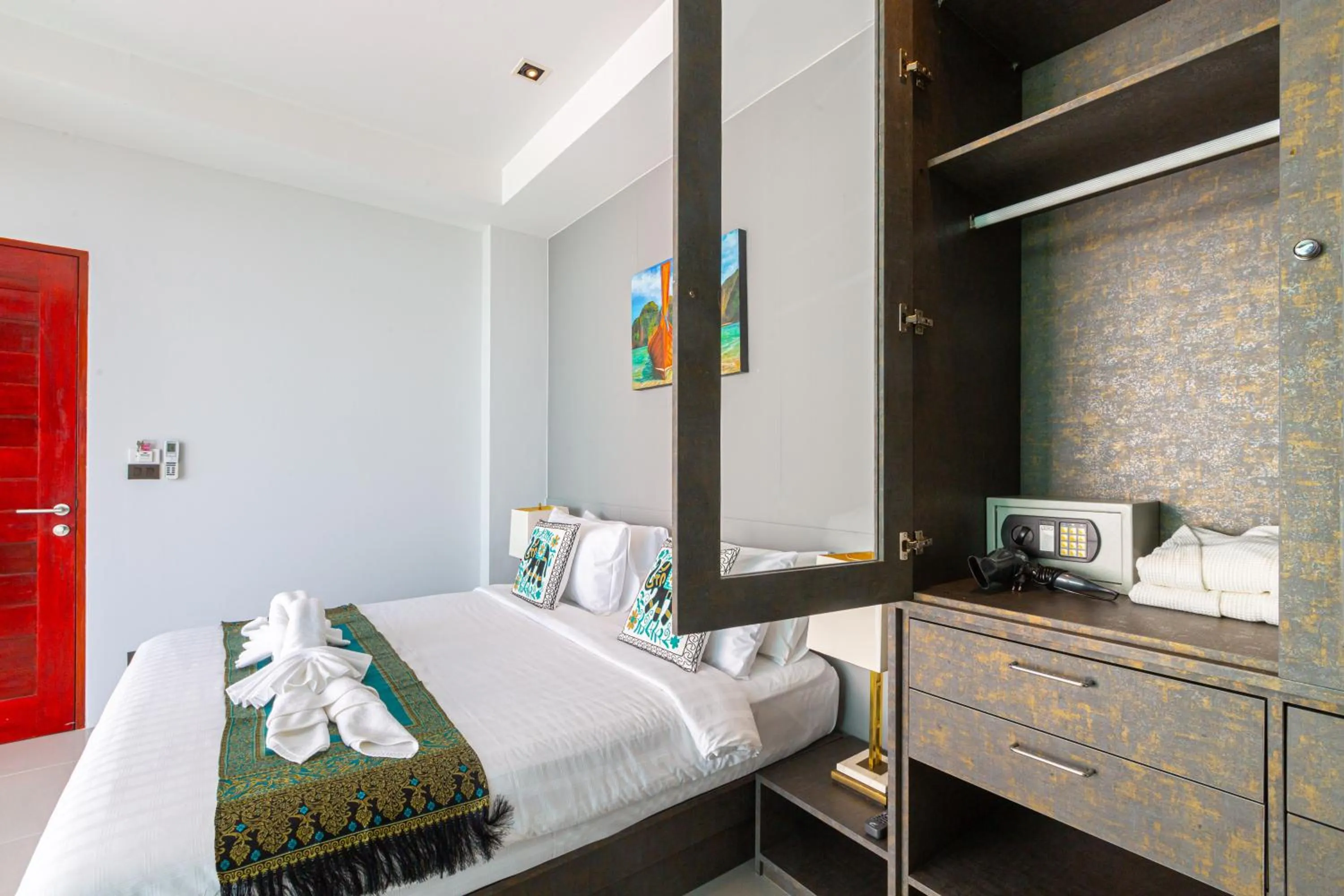 Bed in Rossarin Sea View Patong