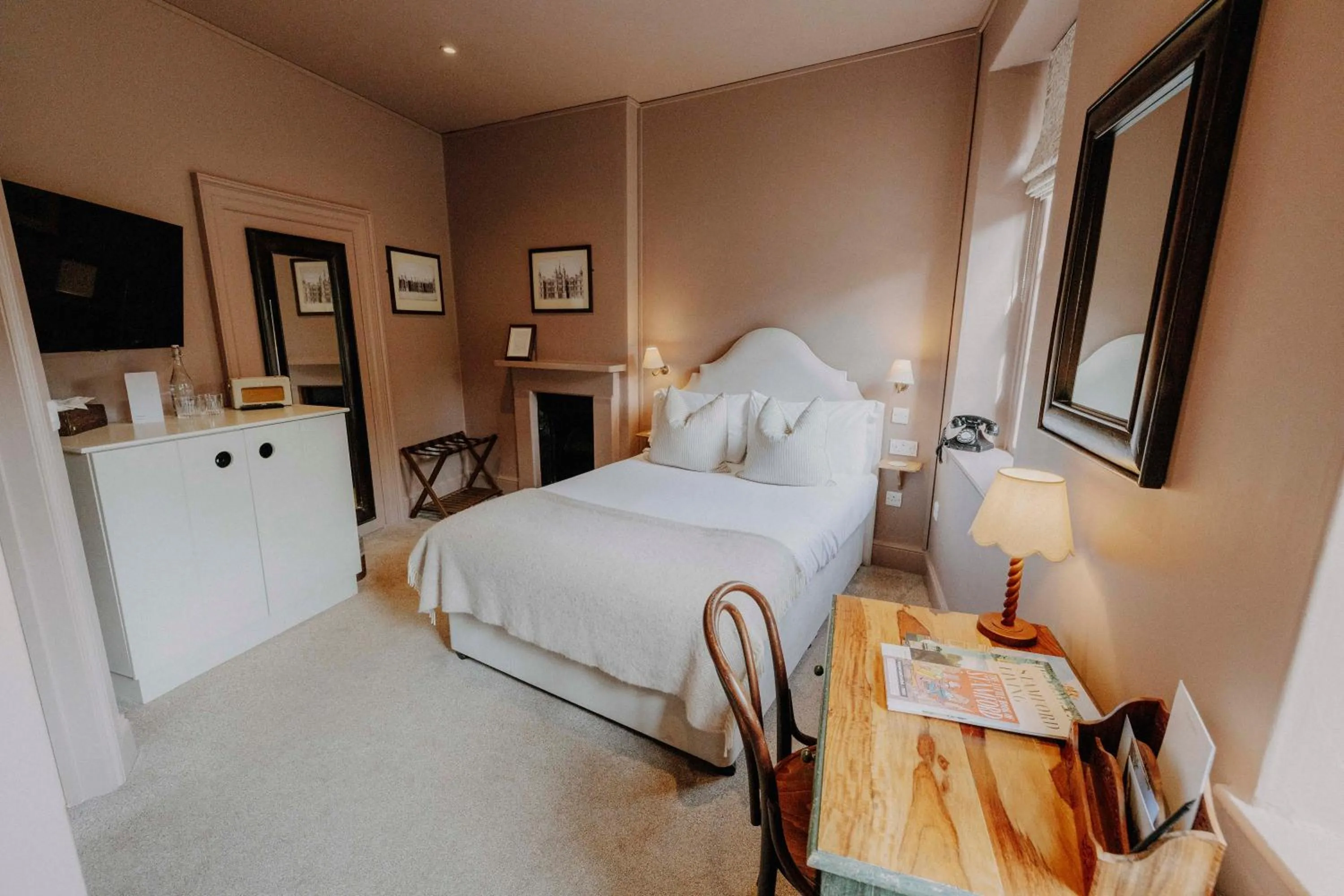 Bedroom, Bed in The William Cecil