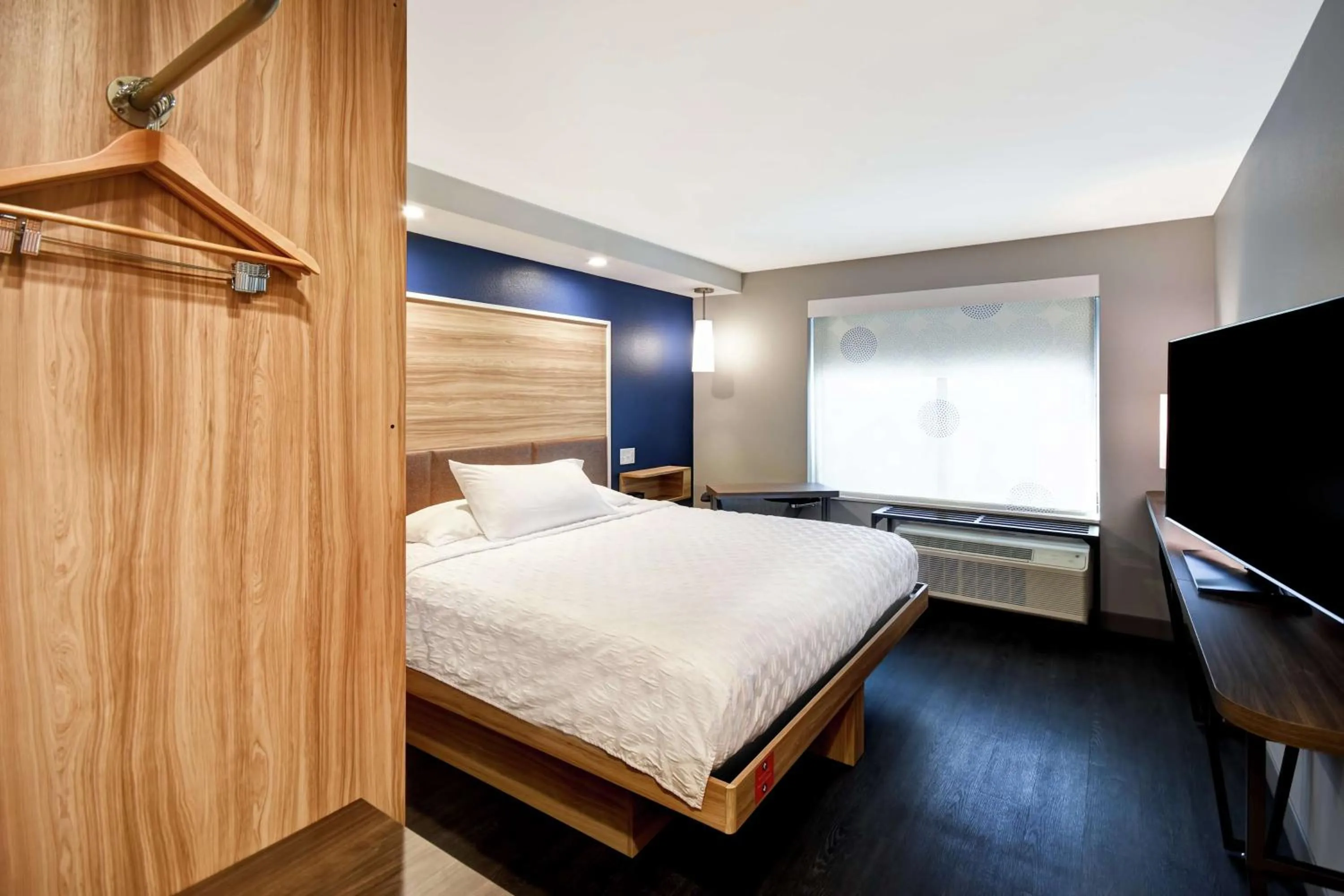 Bedroom, Bed in Tru By Hilton Sterling Heights Detroit