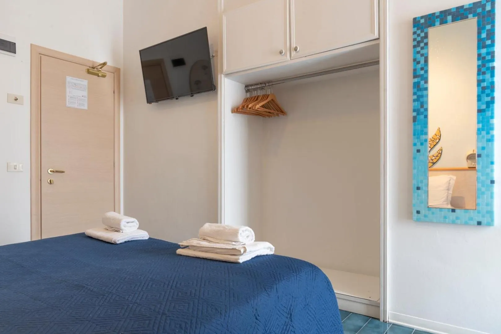 TV and multimedia, Bed in Hotel Giorgetti Orange