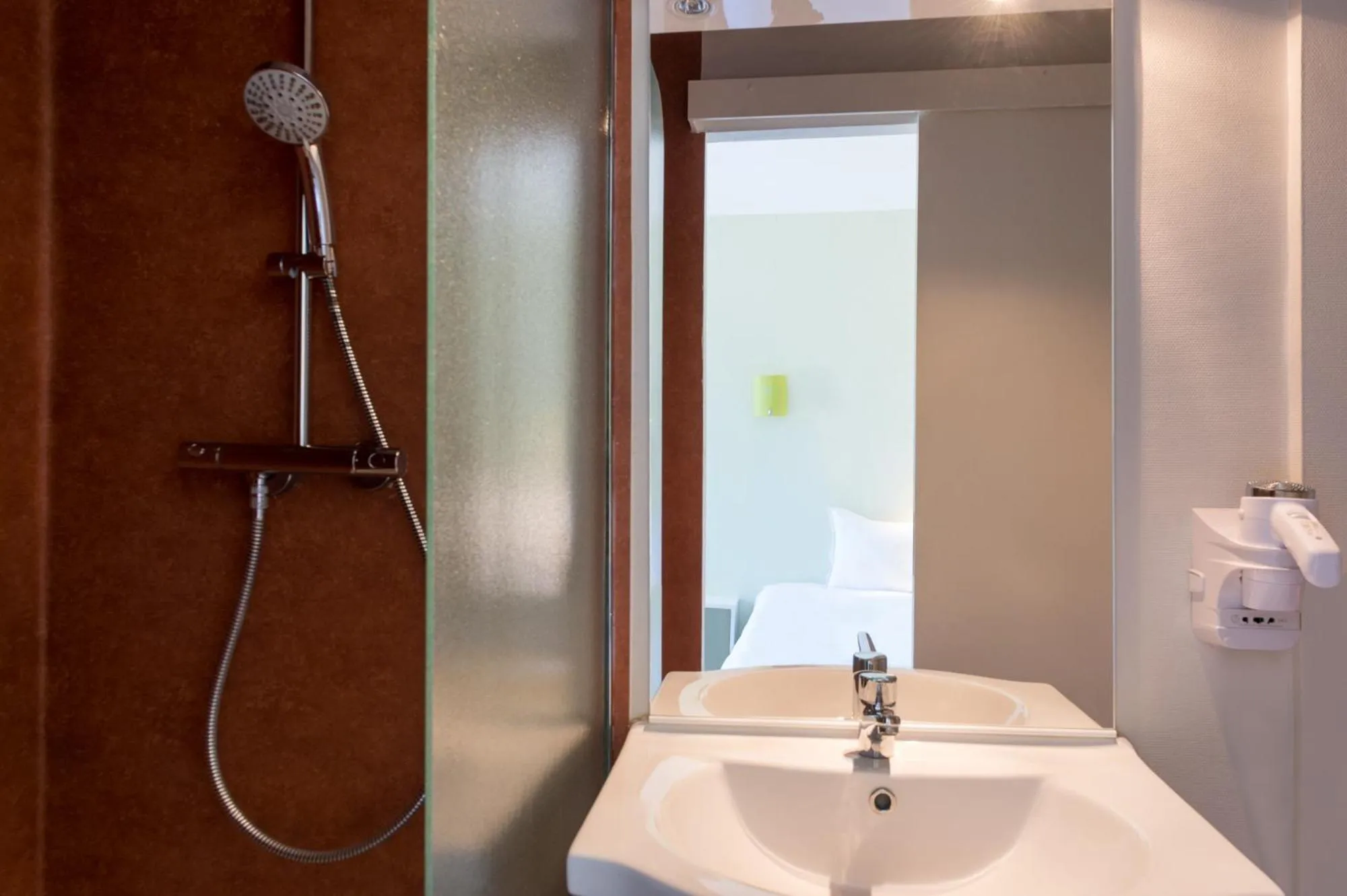 Bathroom in The Originals Access, Hôtel Figeac