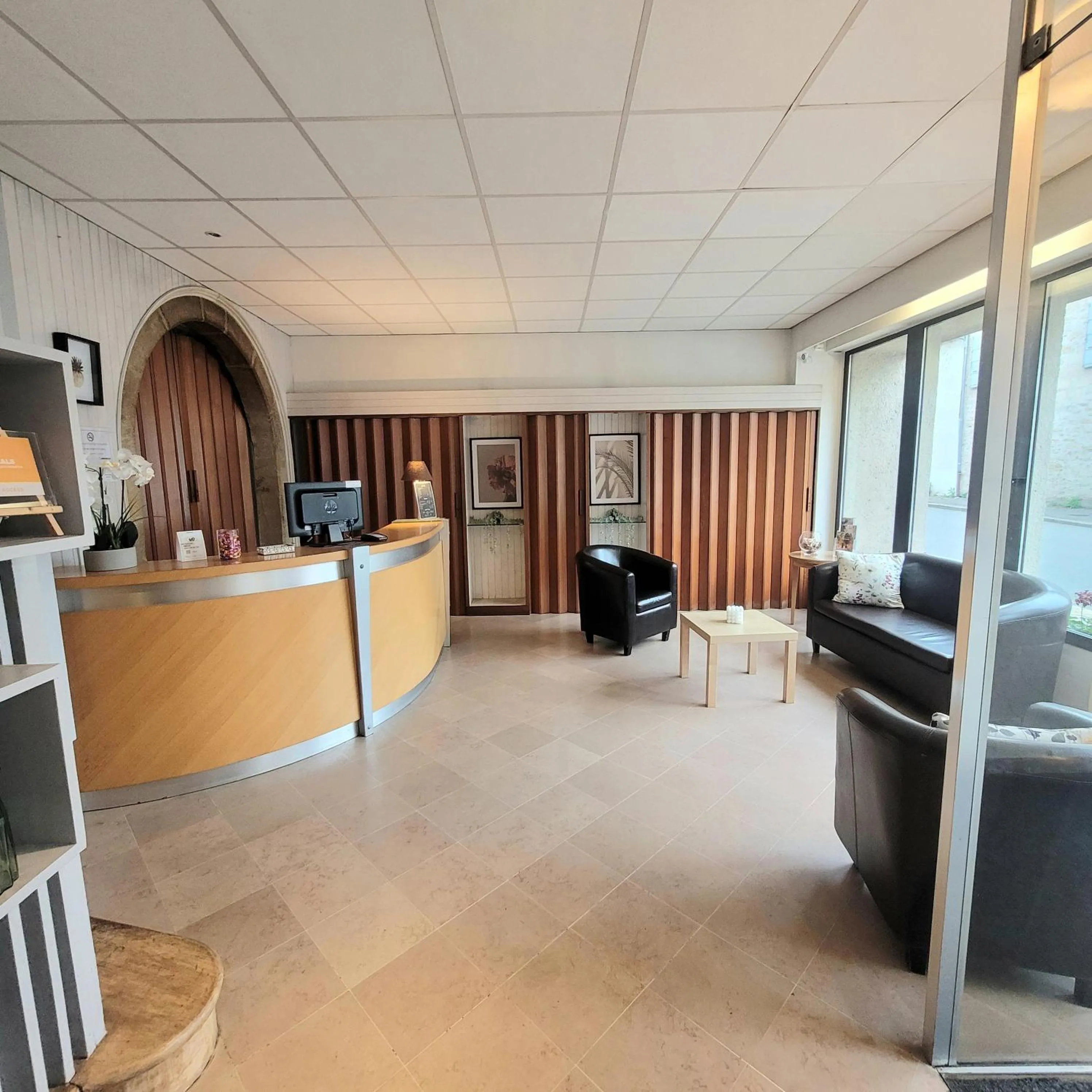 Lobby or reception in The Originals Access, Hôtel Figeac