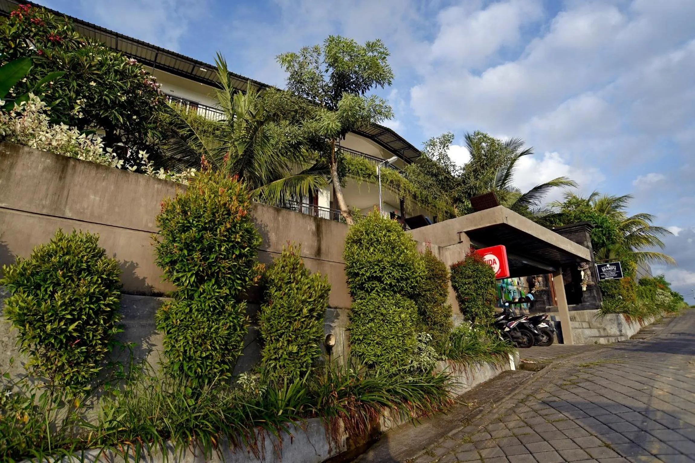 Facade/entrance in Grandpa Guest House