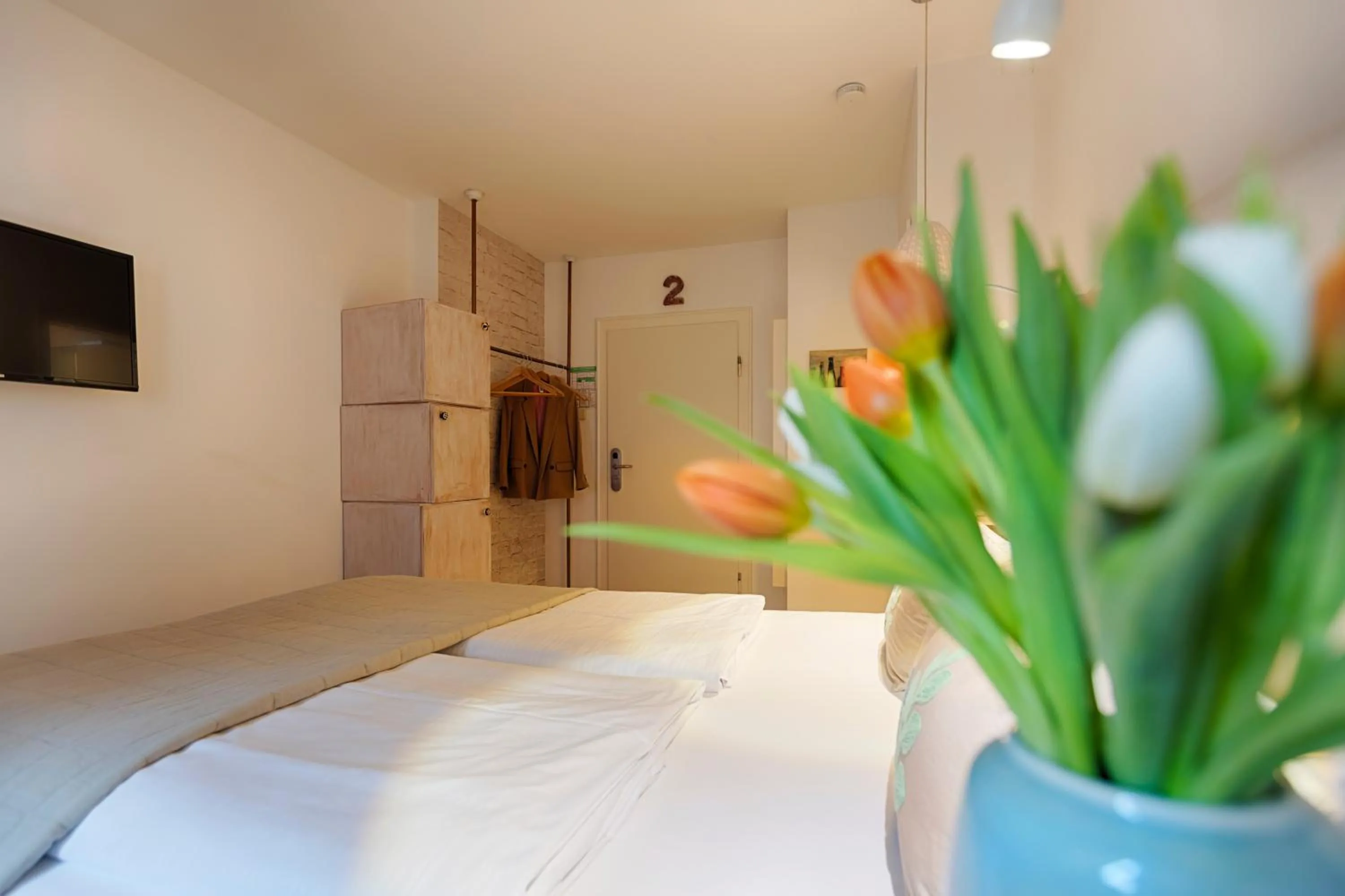 Photo of the whole room, Bed in Weinhotel Oechsle & Brix