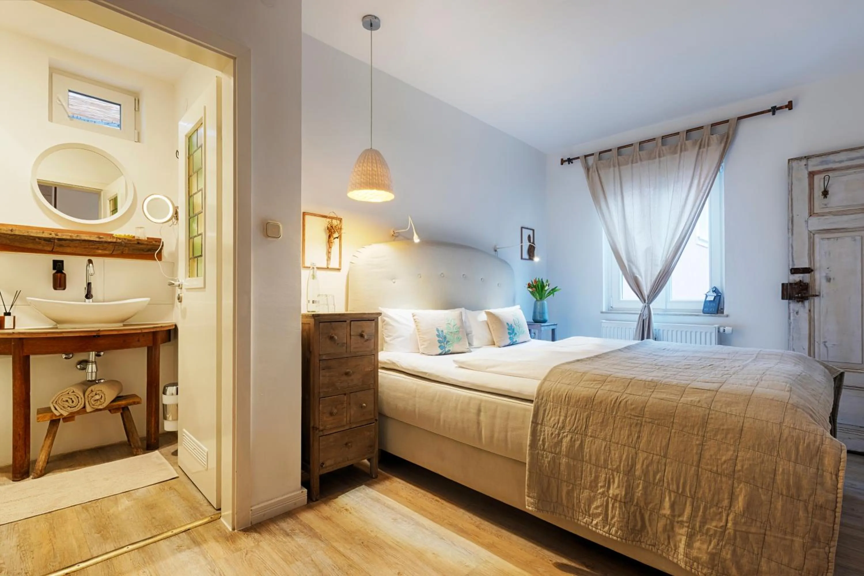 Photo of the whole room, Bed in Weinhotel Oechsle & Brix