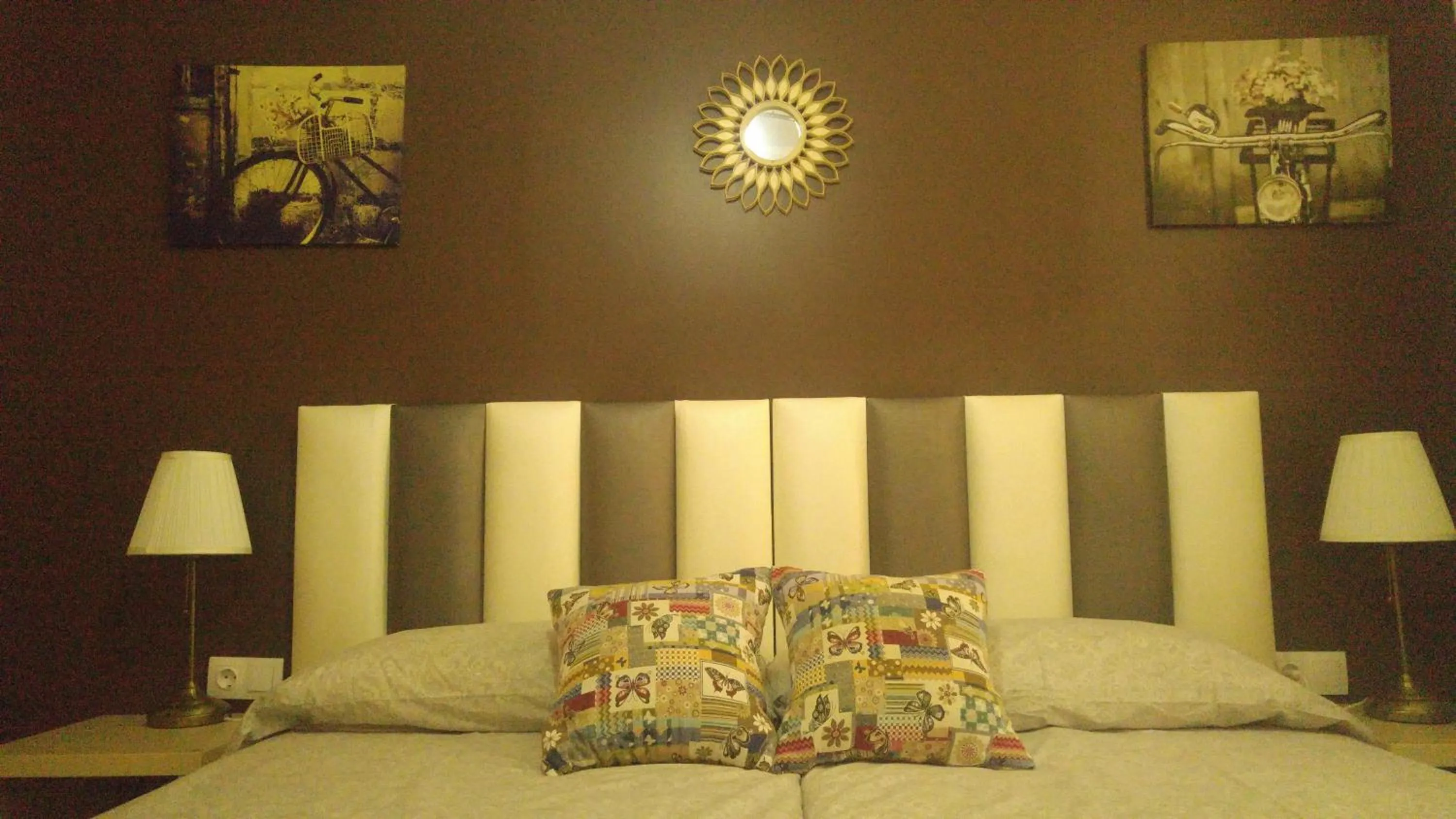 Photo of the whole room, Bed in Hospederia V Centenario