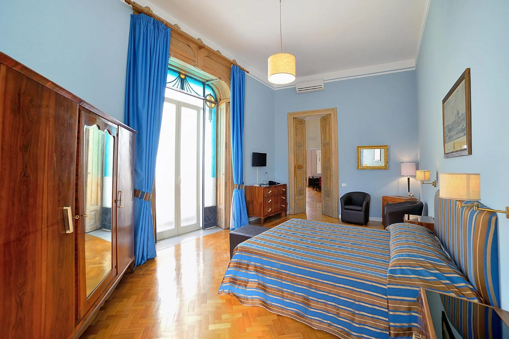 Photo of the whole room, Bed in Spaccanapoli Comfort Suites