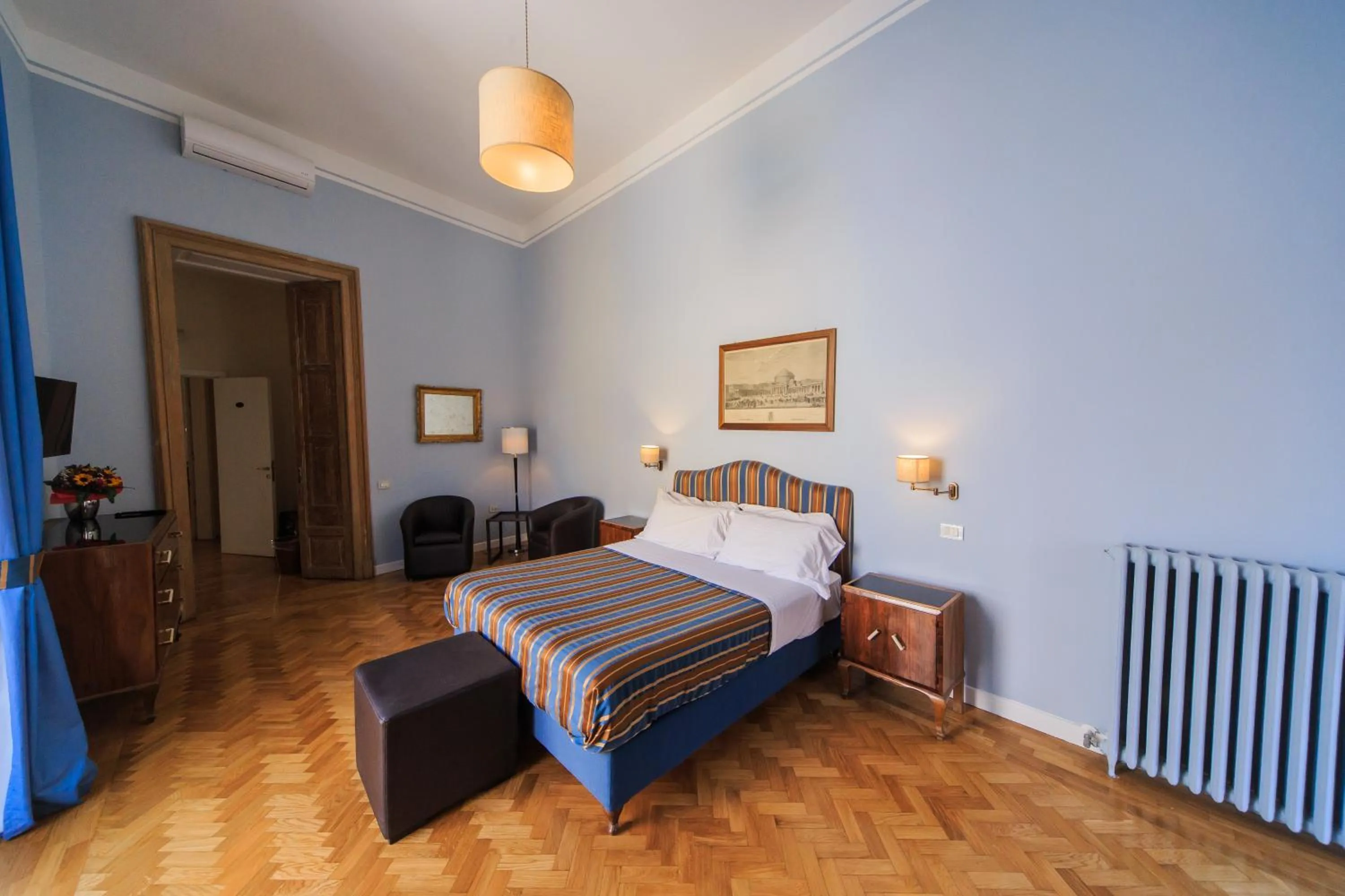 Photo of the whole room, Bed in Spaccanapoli Comfort Suites