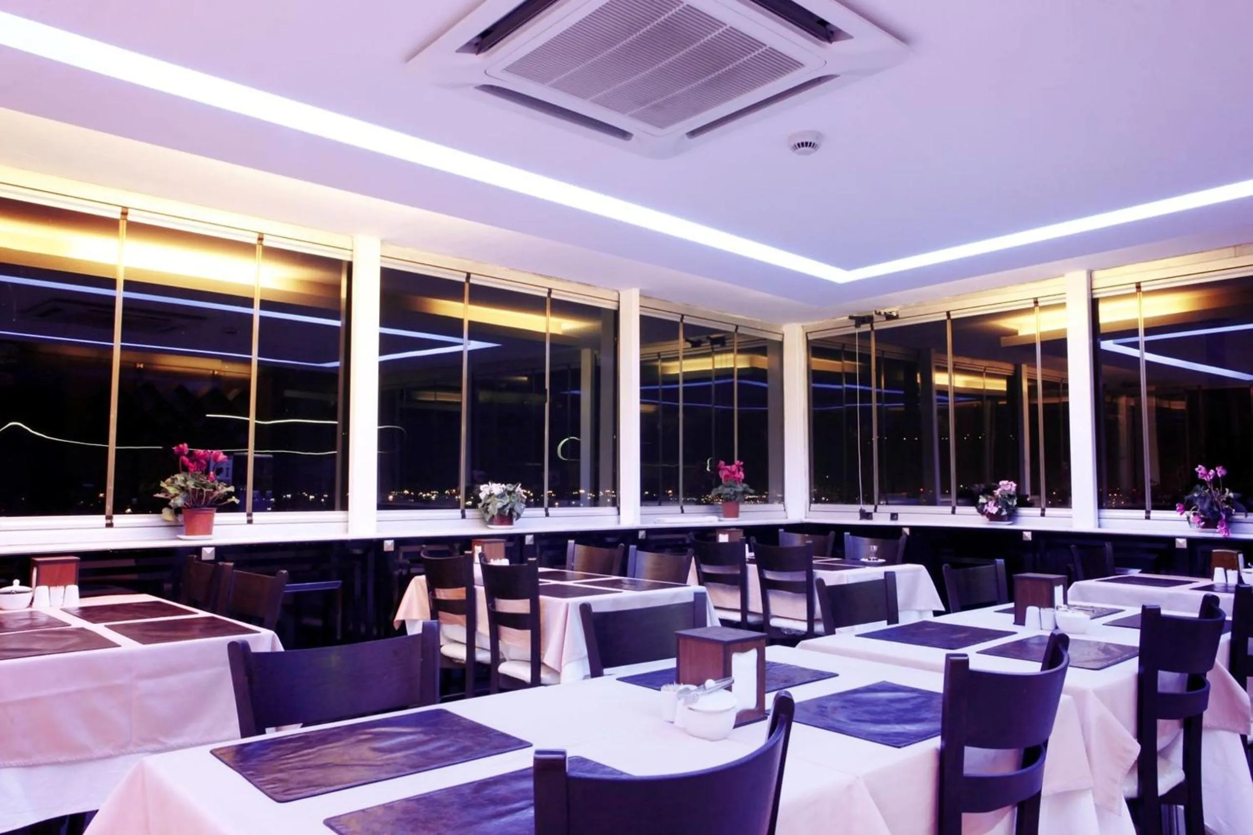 Restaurant/Places to Eat in Salinas Istanbul Hotel