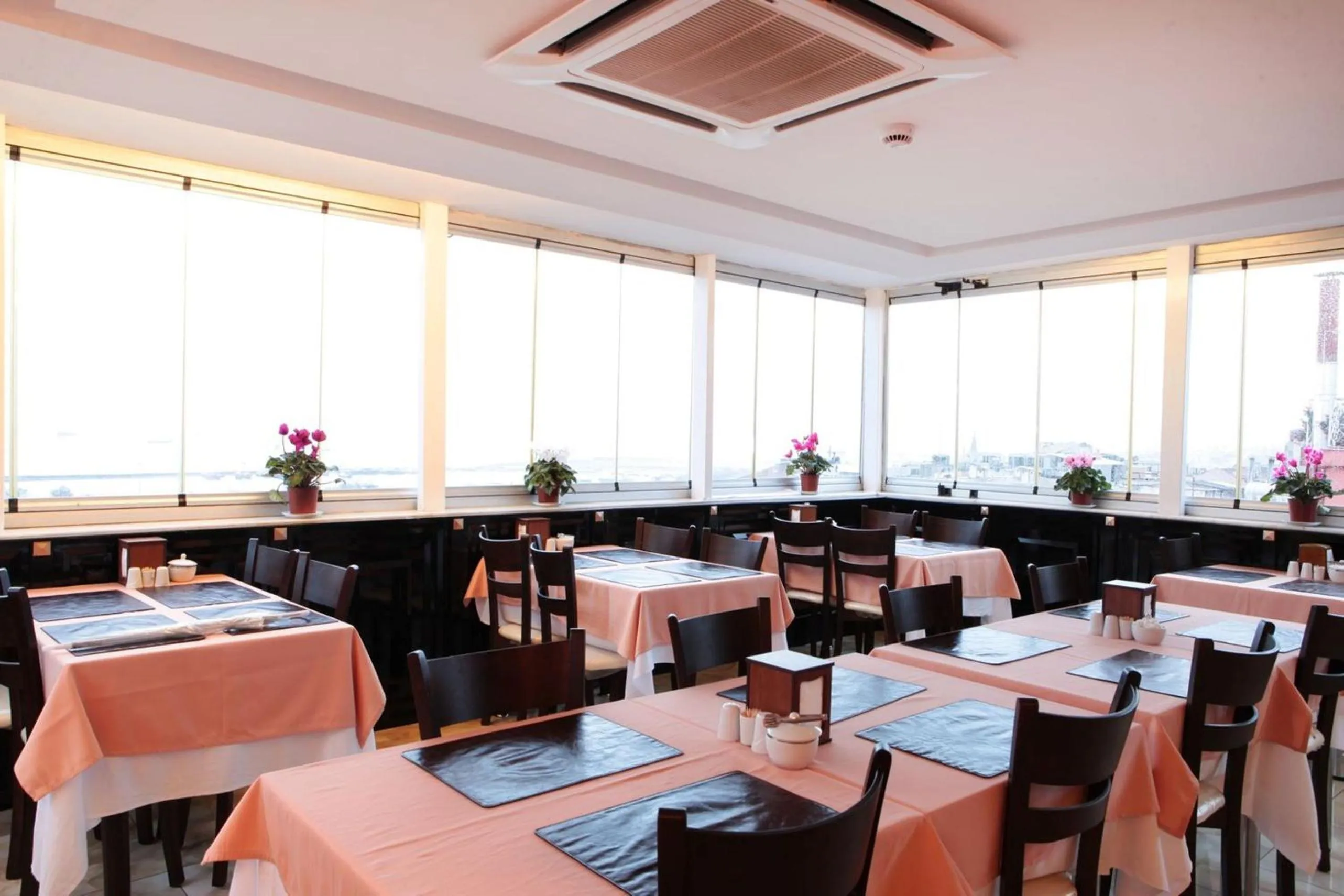 Restaurant/Places to Eat in Salinas Istanbul Hotel