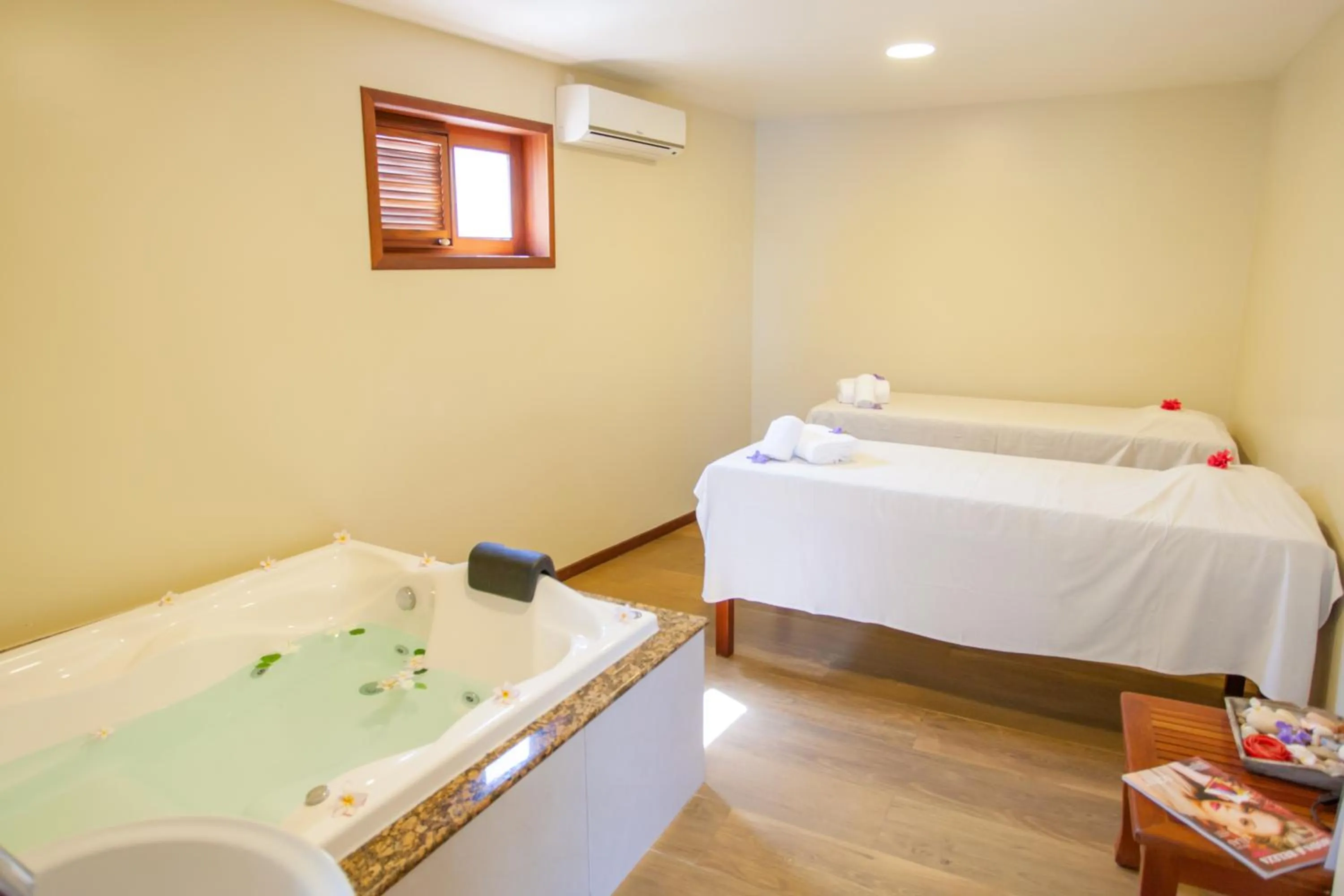 Hot Tub, Bed in Hotel Villa Beija Flor