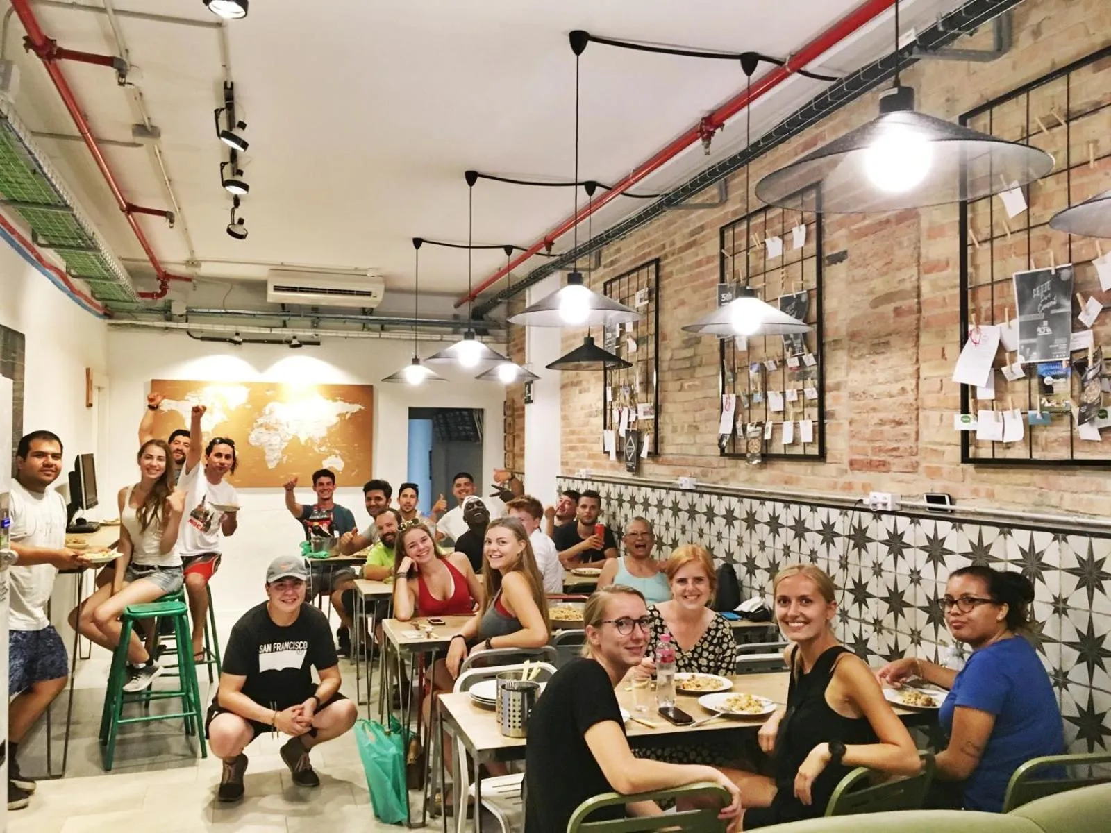 Communal lounge/ TV room in Hola Hostal Collblanc