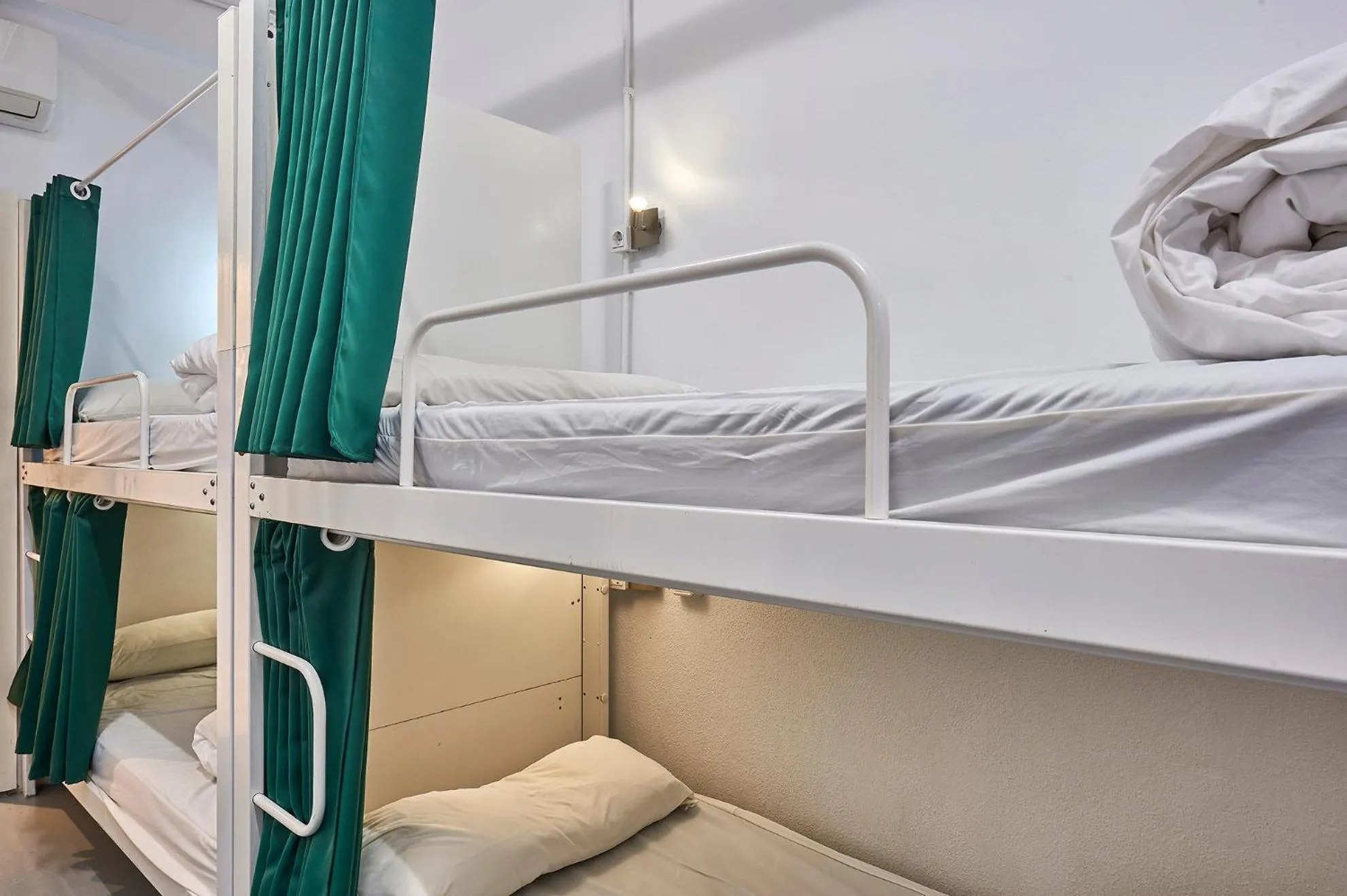 bunk bed in Hola Hostal Collblanc