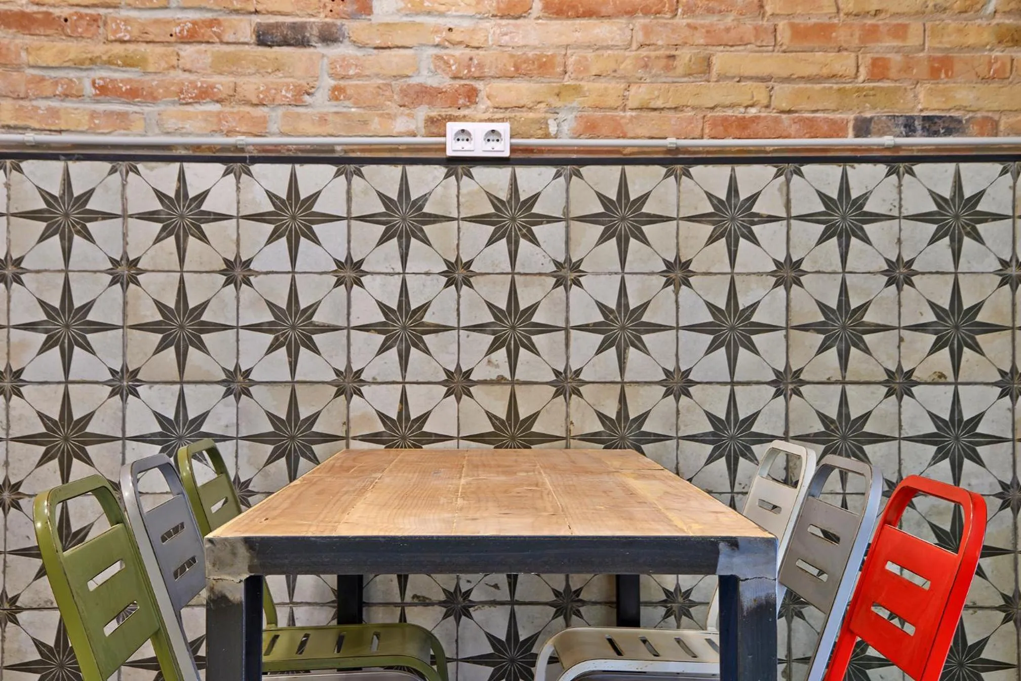 Communal lounge/ TV room in Hola Hostal Collblanc