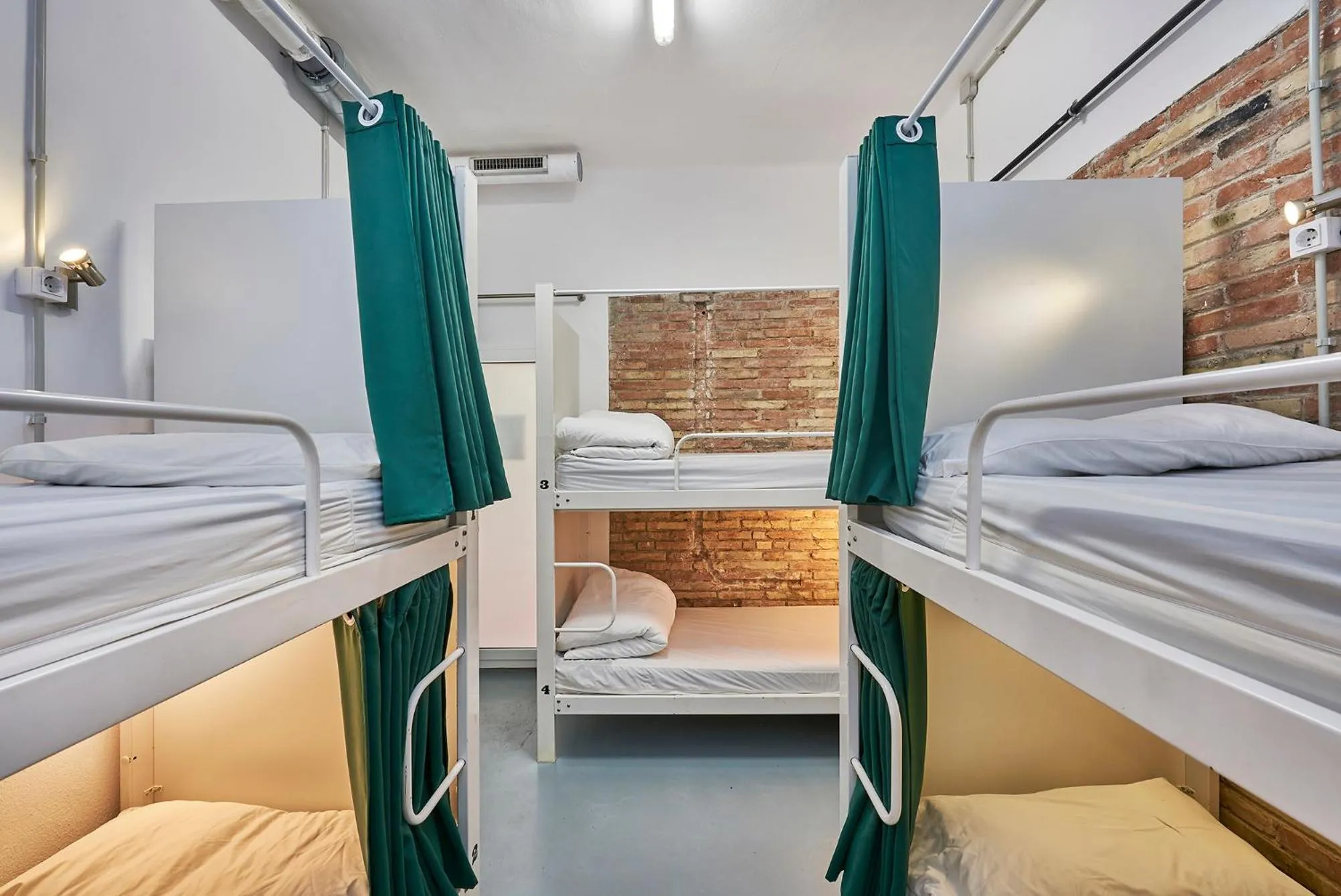 bunk bed in Hola Hostal Collblanc