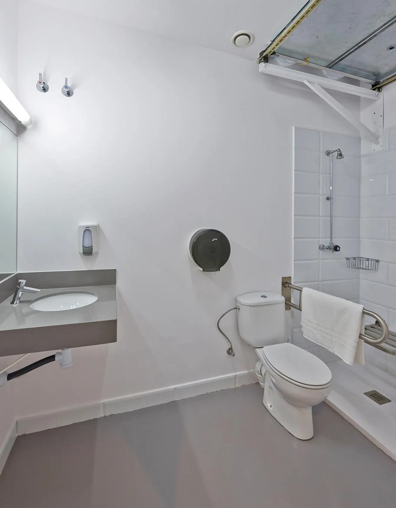 Shower in Hola Hostal Collblanc