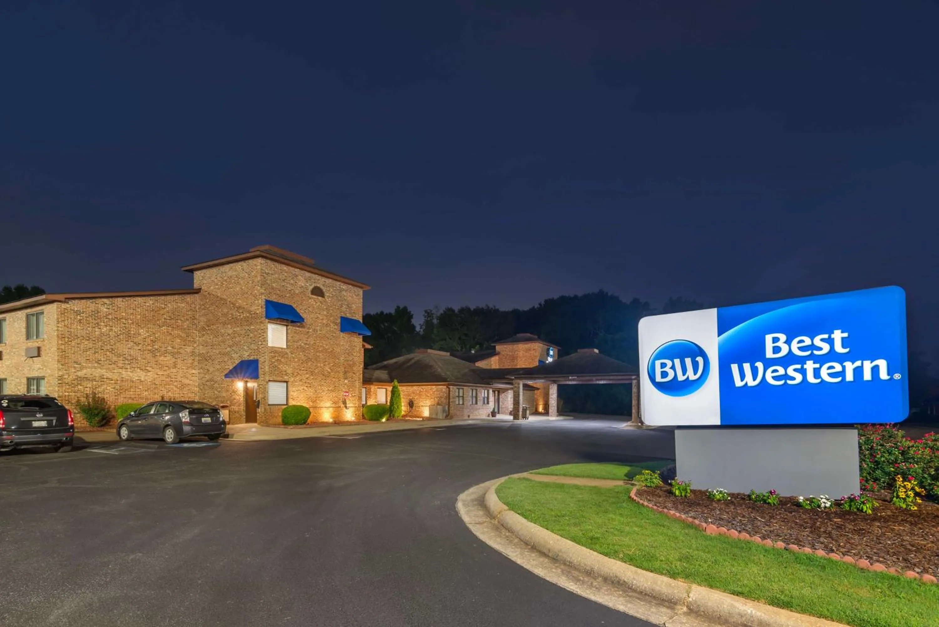 Property building in Best Western Auburn/Opelika Inn