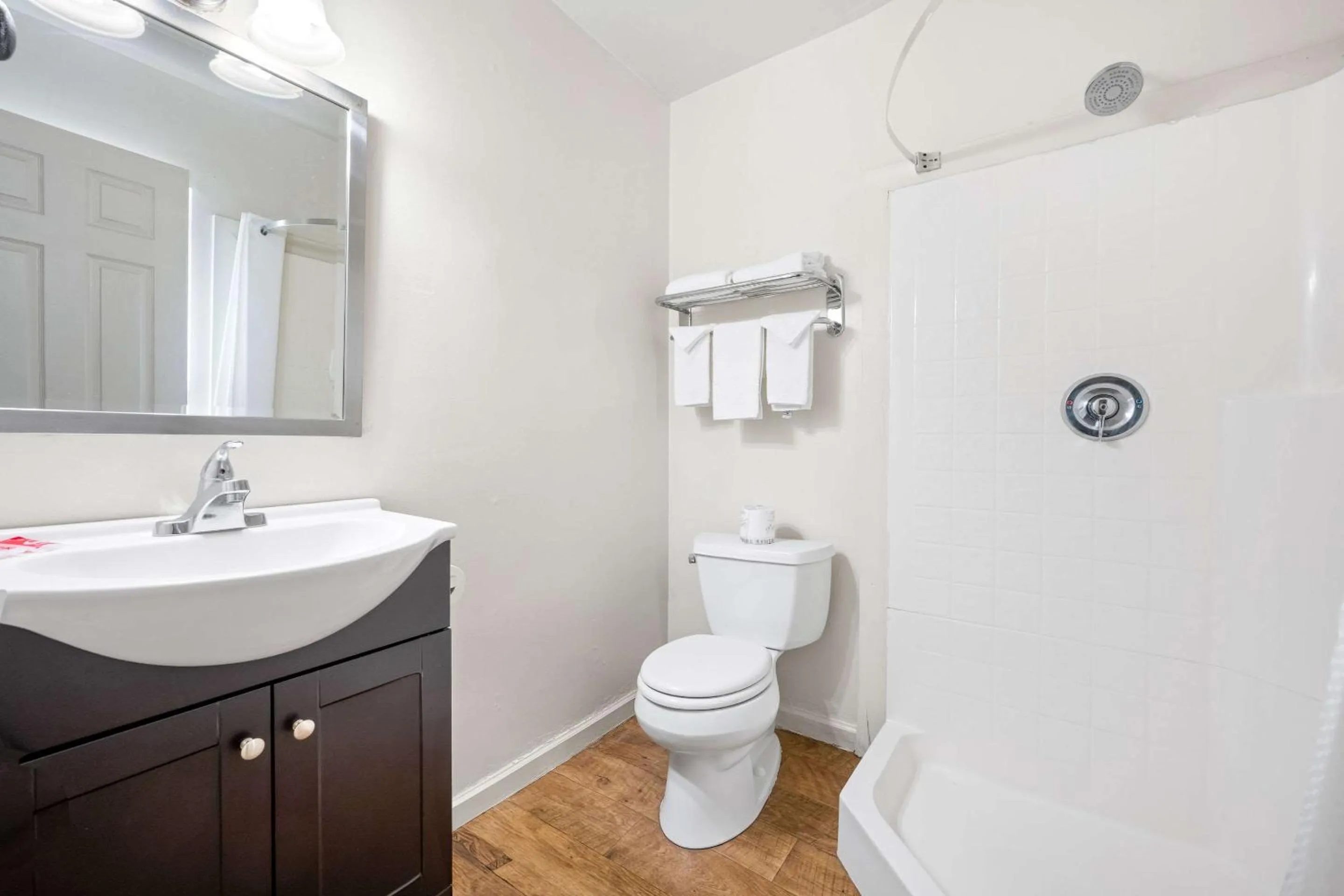 Bedroom in Econo Lodge Inn & Suites Heavenly Village Area